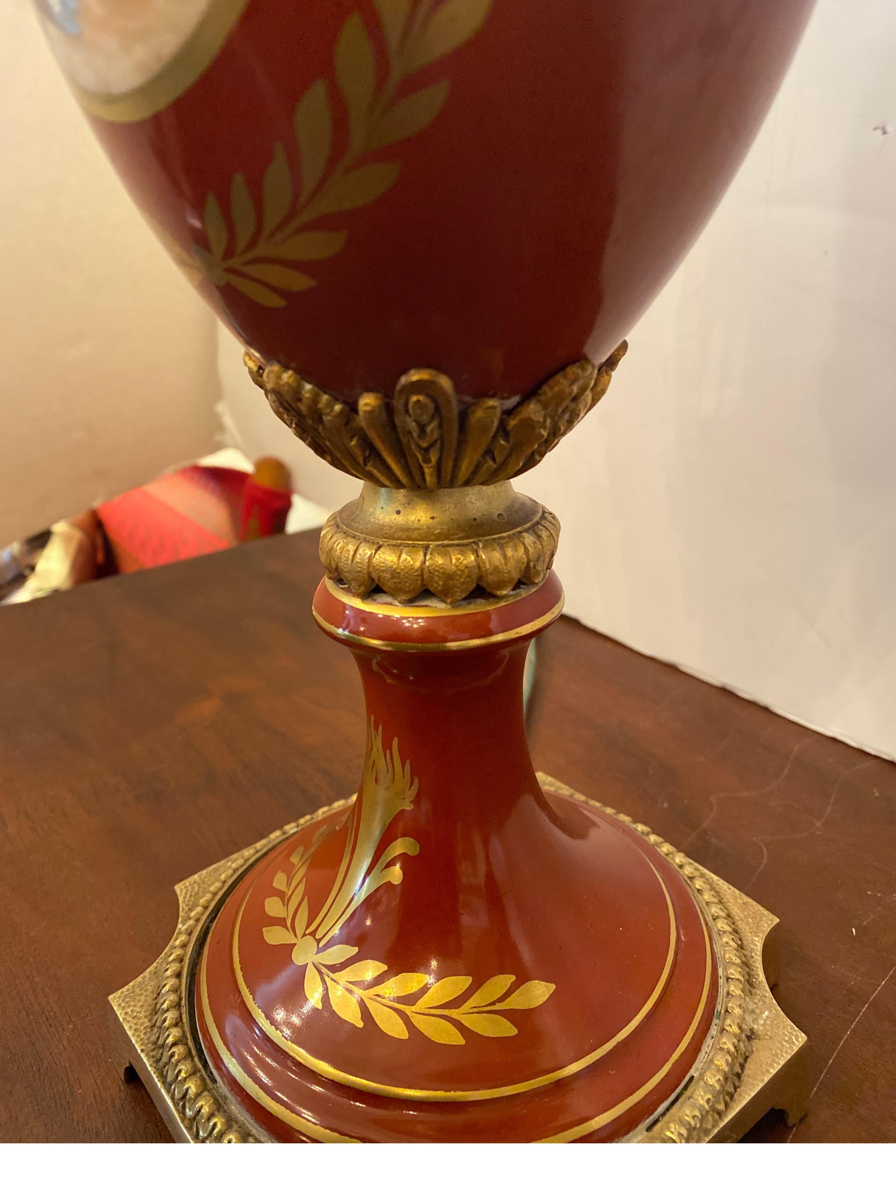 Paire de lampes-urnes en porcelaine française montées sur bronze doré en vente 1