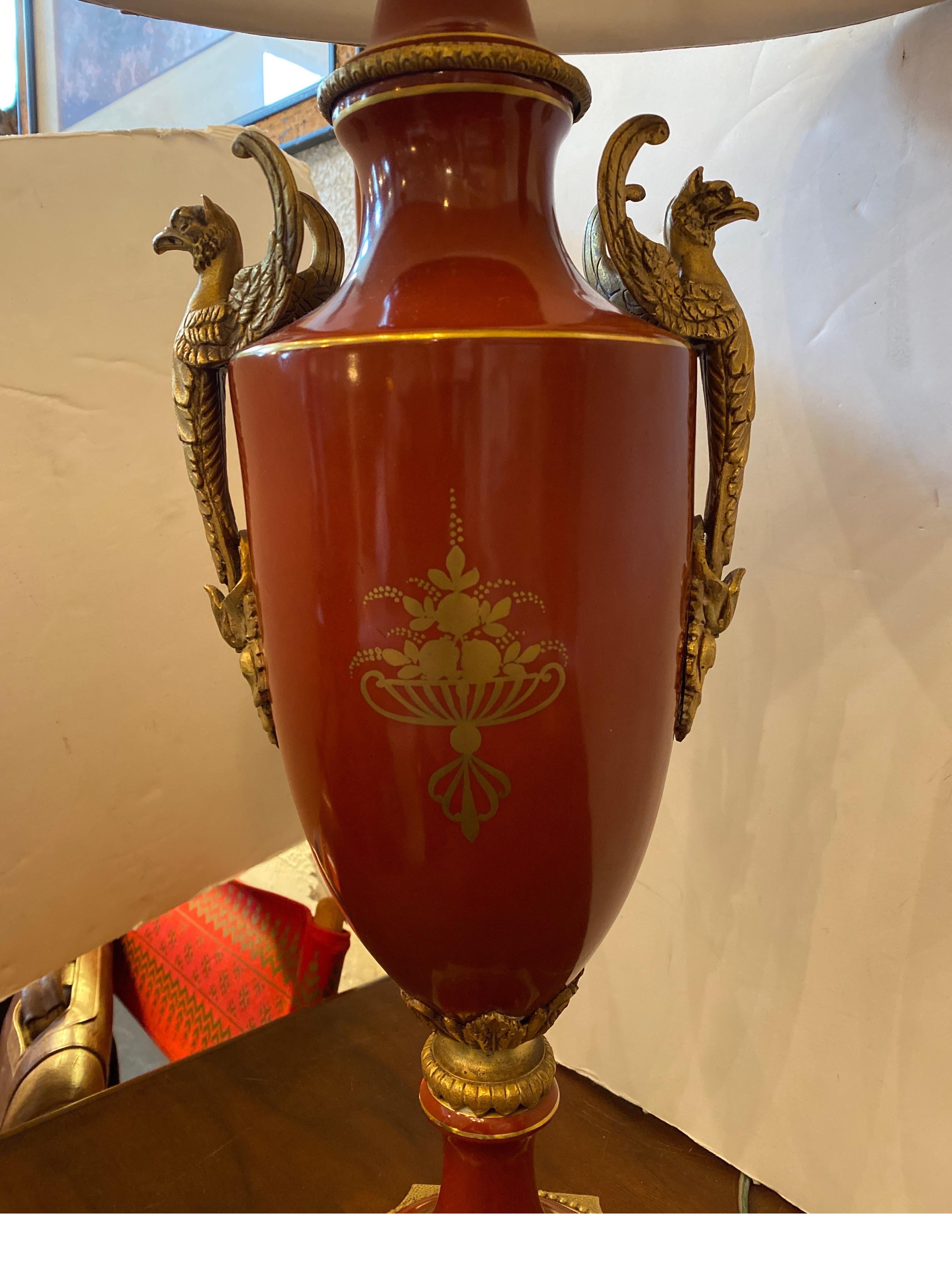 Paire de lampes-urnes en porcelaine française montées sur bronze doré en vente 2