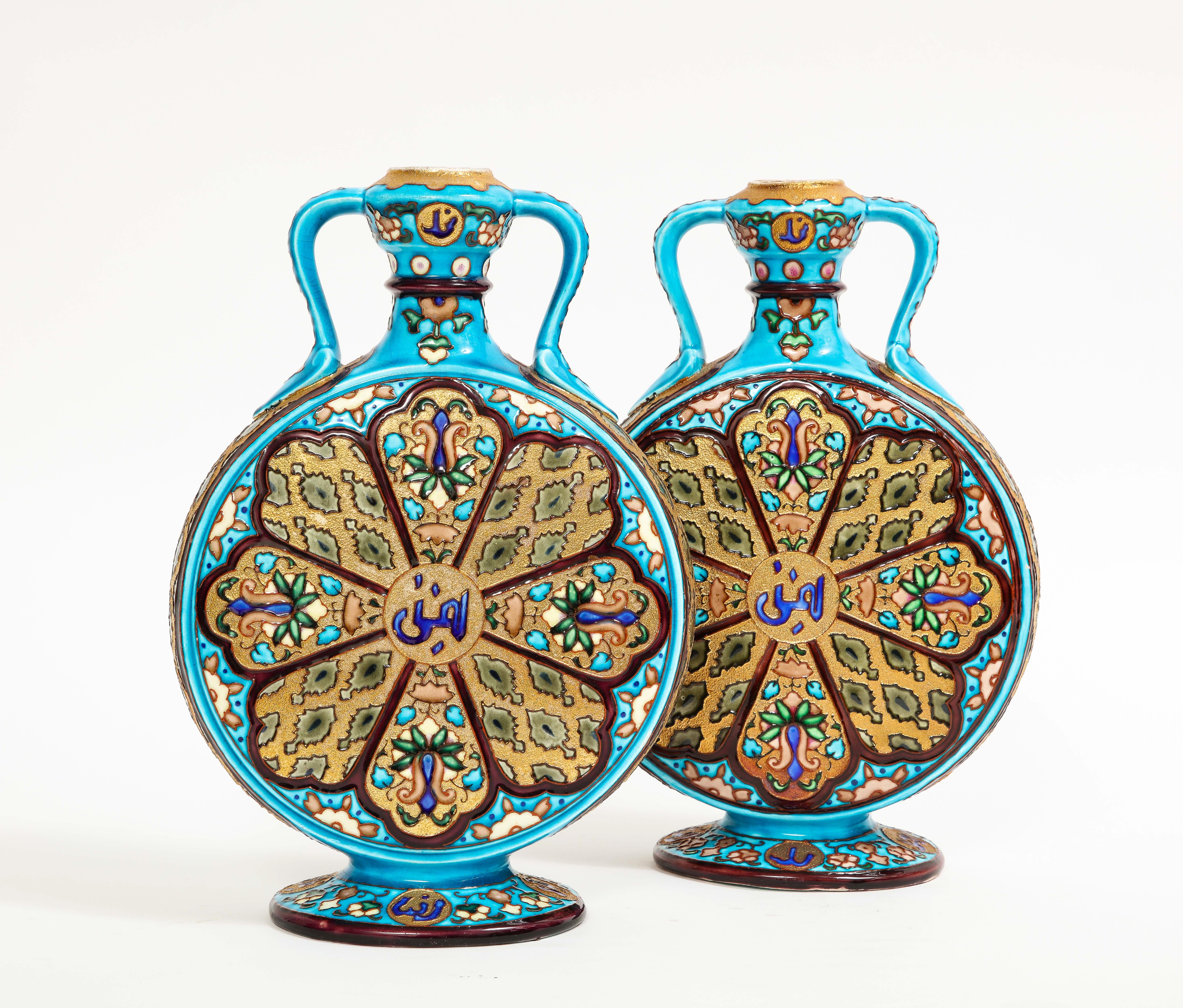 Paar französische Porzellan-Mond-Flask-Vasen, für den islamisch-maurerischen Markt (Handbemalt) im Angebot