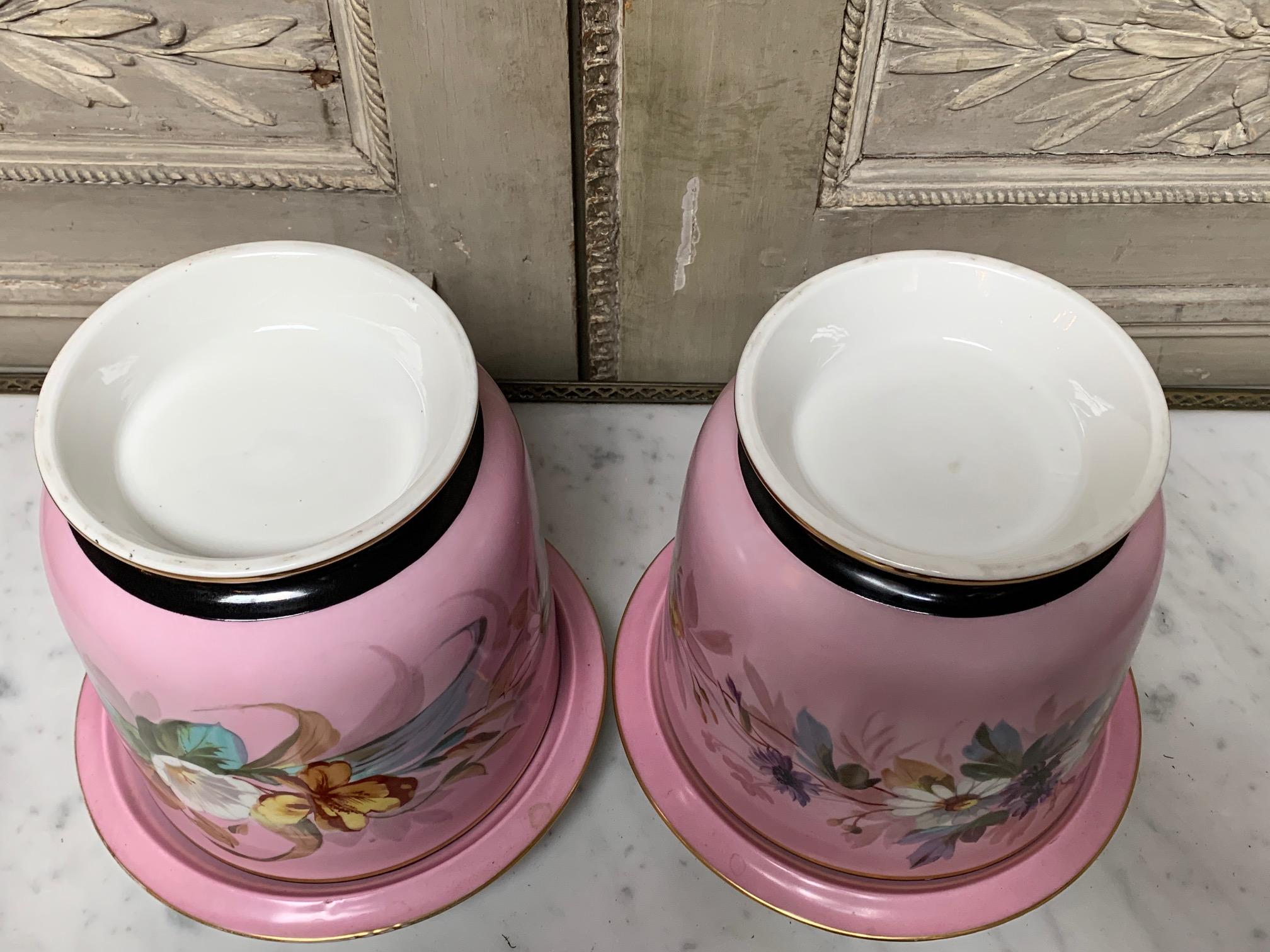 Paar französische Porzellantöpfe Napoleon III rosa und weiß auf Ständern im Angebot 5