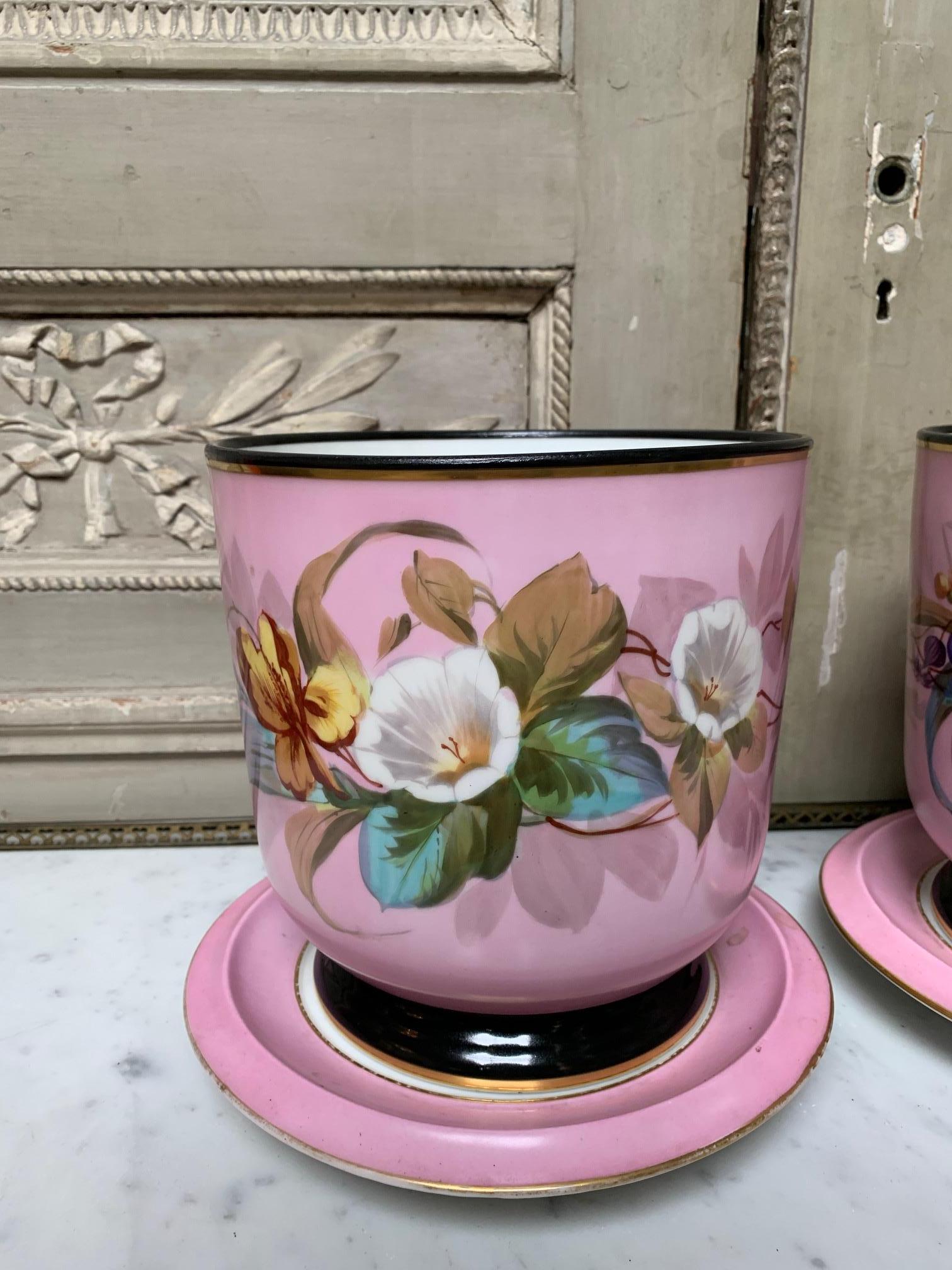 Paar französische Porzellantöpfe Napoleon III rosa und weiß auf Ständern (Gebrannt) im Angebot