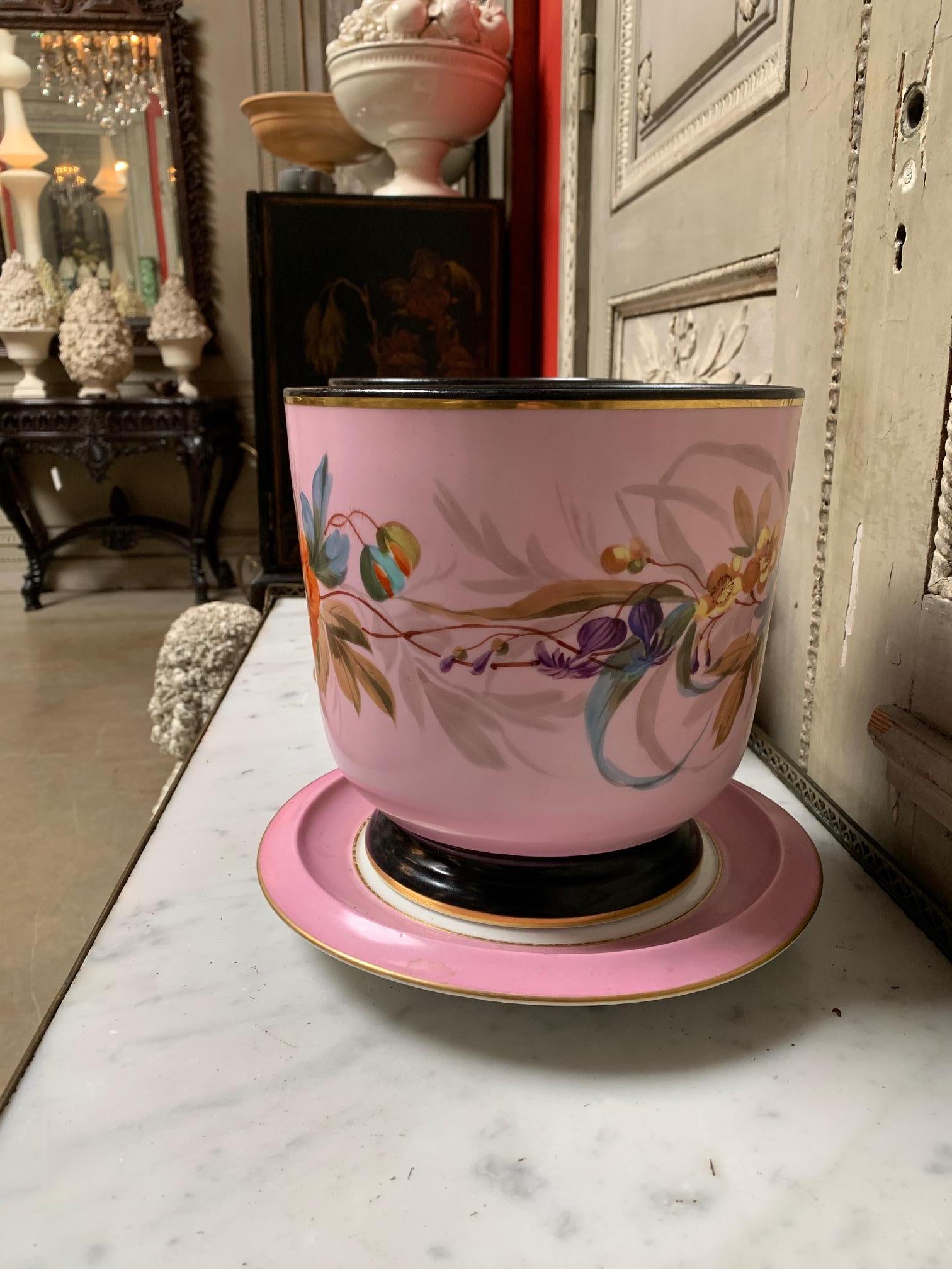 Paar französische Porzellantöpfe Napoleon III rosa und weiß auf Ständern im Zustand „Gut“ im Angebot in Dallas, TX