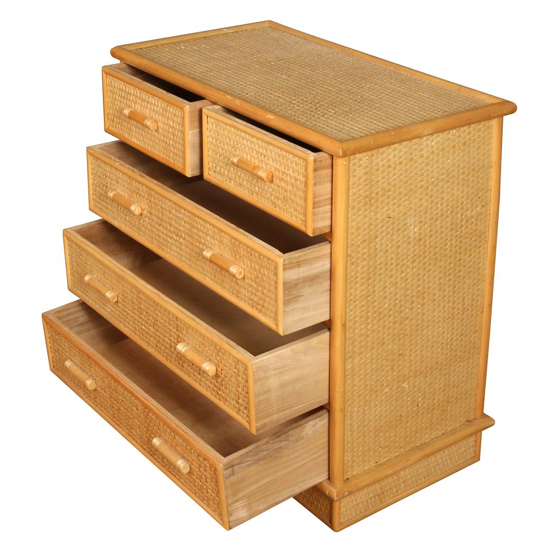 Questa coppia di cassapanche francesi in rattan, risalenti al 1980 circa, emana un'eleganza chic e naturale che cattura il fascino senza sforzo del design francese. I dettagli in rattan intrecciato donano calore e consistenza a ogni pezzo, mentre le