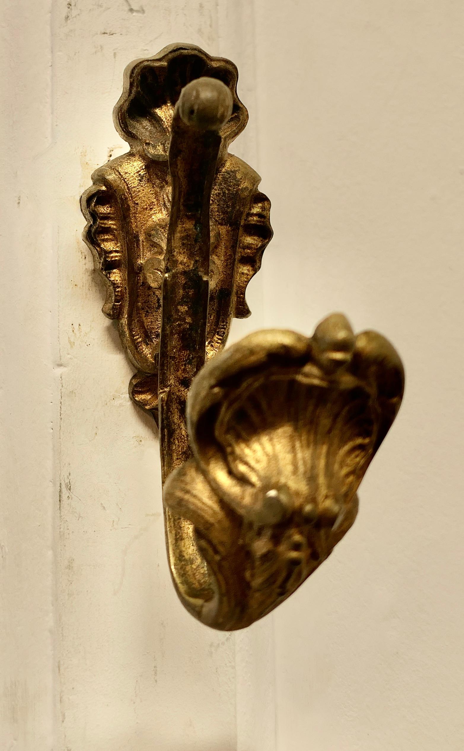 Rococo Paire d'embrasses de rideaux en bronze doré de style rococo français      en vente