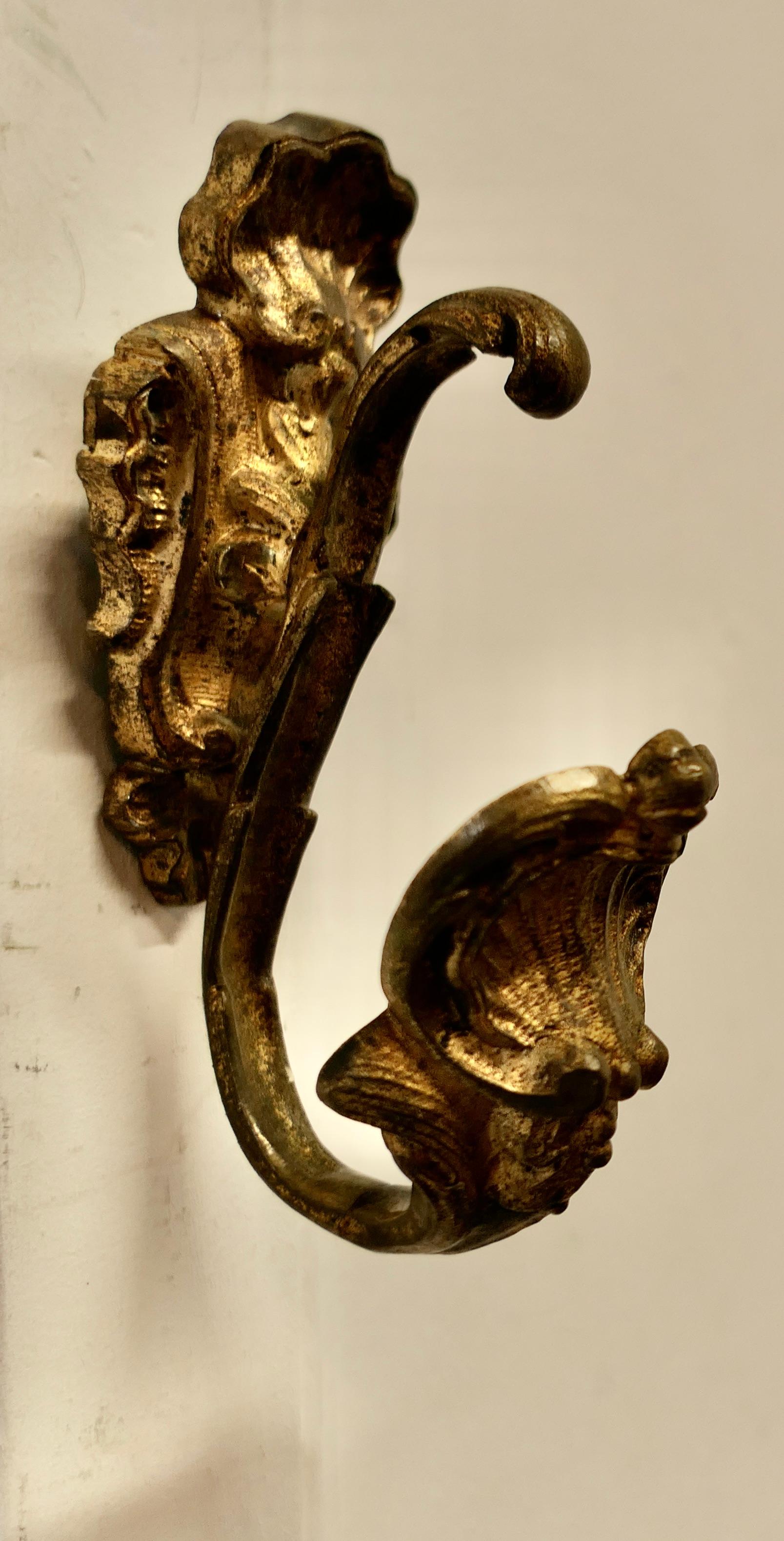 Paire d'embrasses de rideaux en bronze doré de style rococo français      Bon état - En vente à Chillerton, Isle of Wight