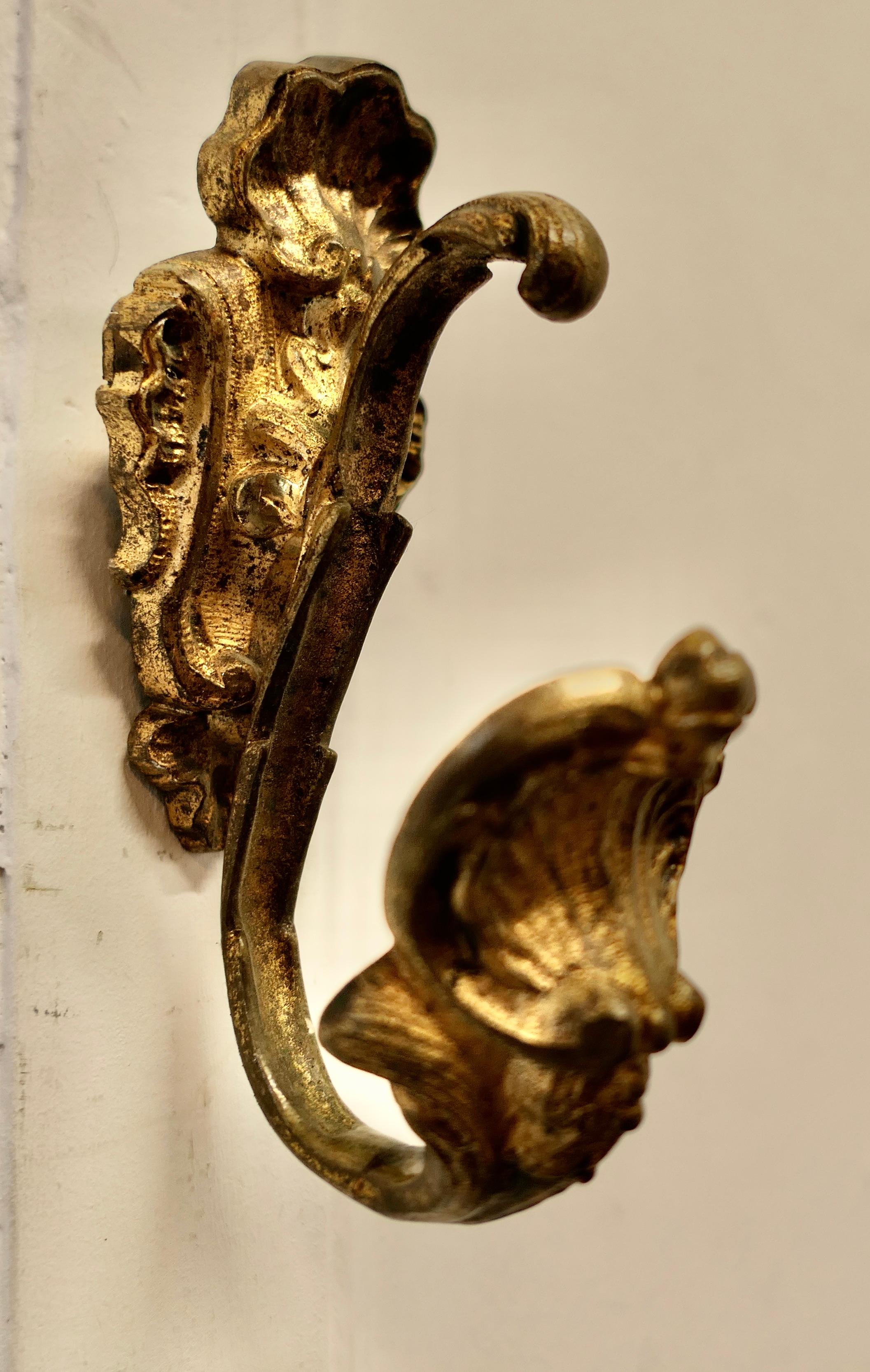 XIXe siècle Paire d'embrasses de rideaux en bronze doré de style rococo français      en vente