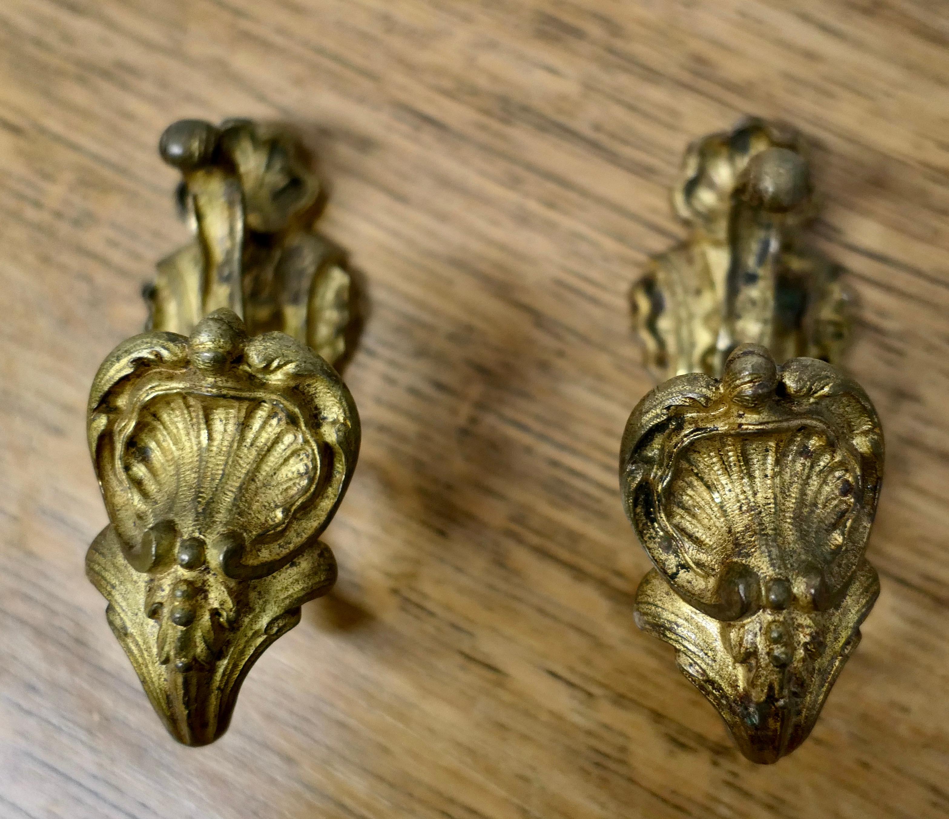 Paire d'embrasses de rideaux en bronze doré de style rococo français      en vente 1