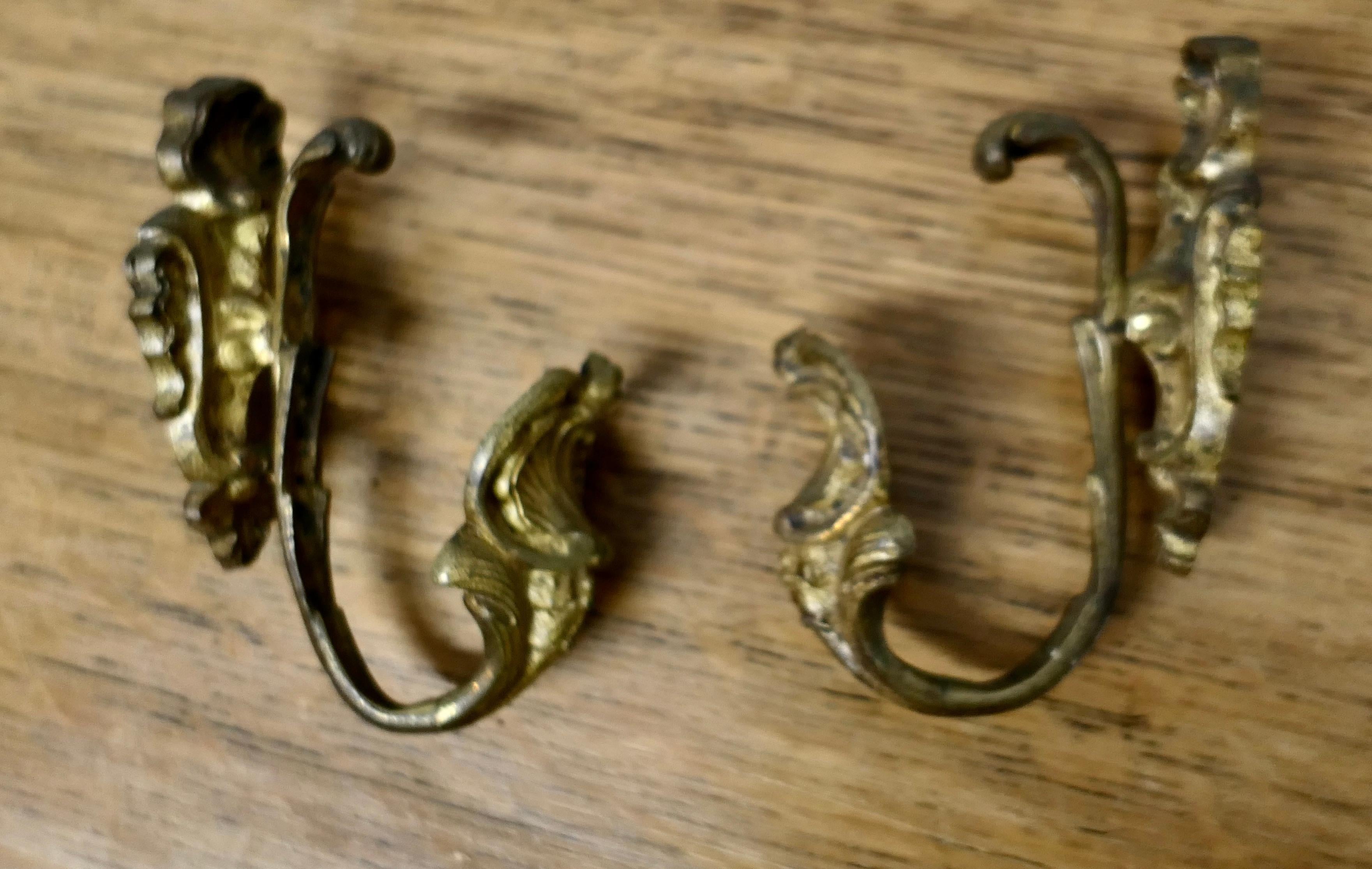 Paire d'embrasses de rideaux en bronze doré de style rococo français      en vente 2