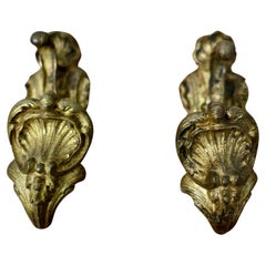 Paire d'embrasses de rideaux en bronze doré de style rococo français     