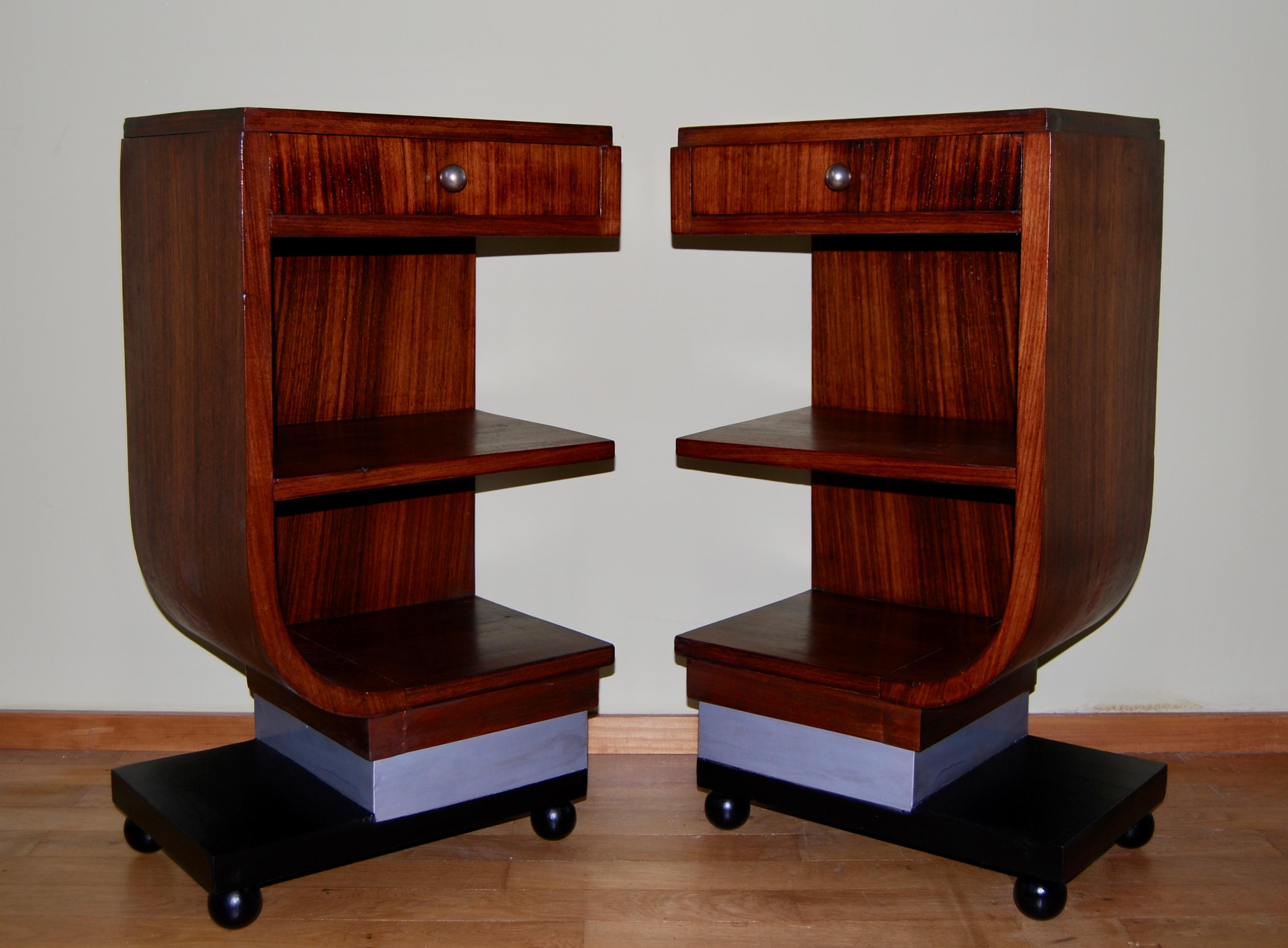 Pair of French Rosewood Veneer 1930s Art Deco Nightstands In Good Condition In CHINON, FR