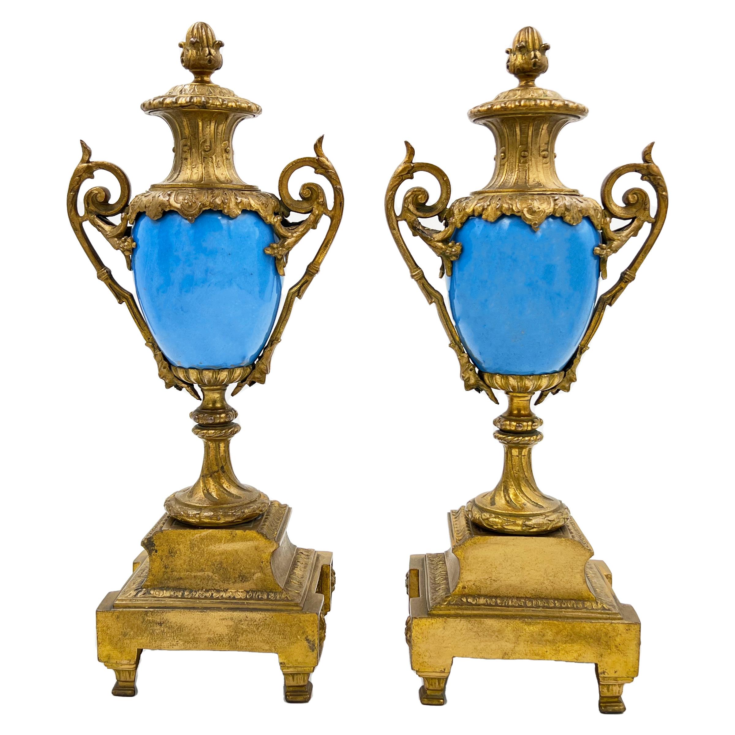 Ein Paar französische Porzellanurnen im Sevres-Stil, mit vergoldeten Bronzebeschlägen (Französisch) im Angebot