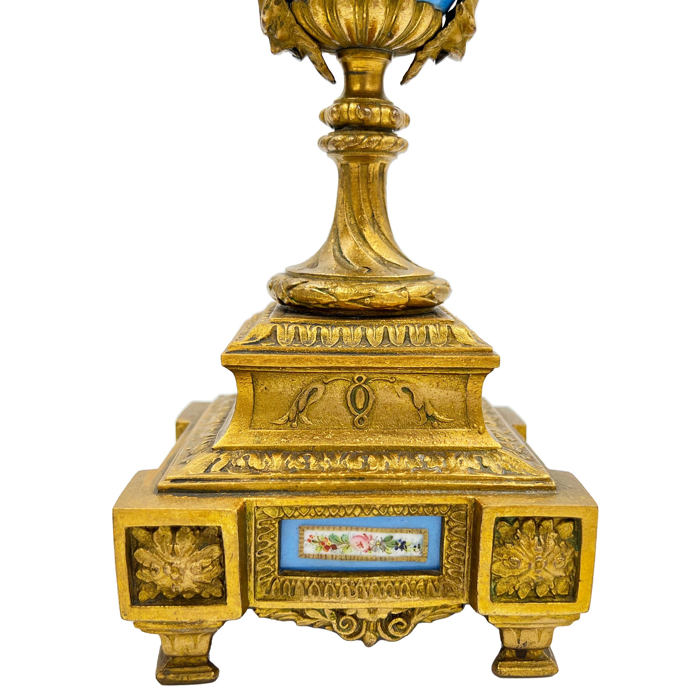 Ein Paar französische Porzellanurnen im Sevres-Stil, mit vergoldeten Bronzebeschlägen im Angebot 2