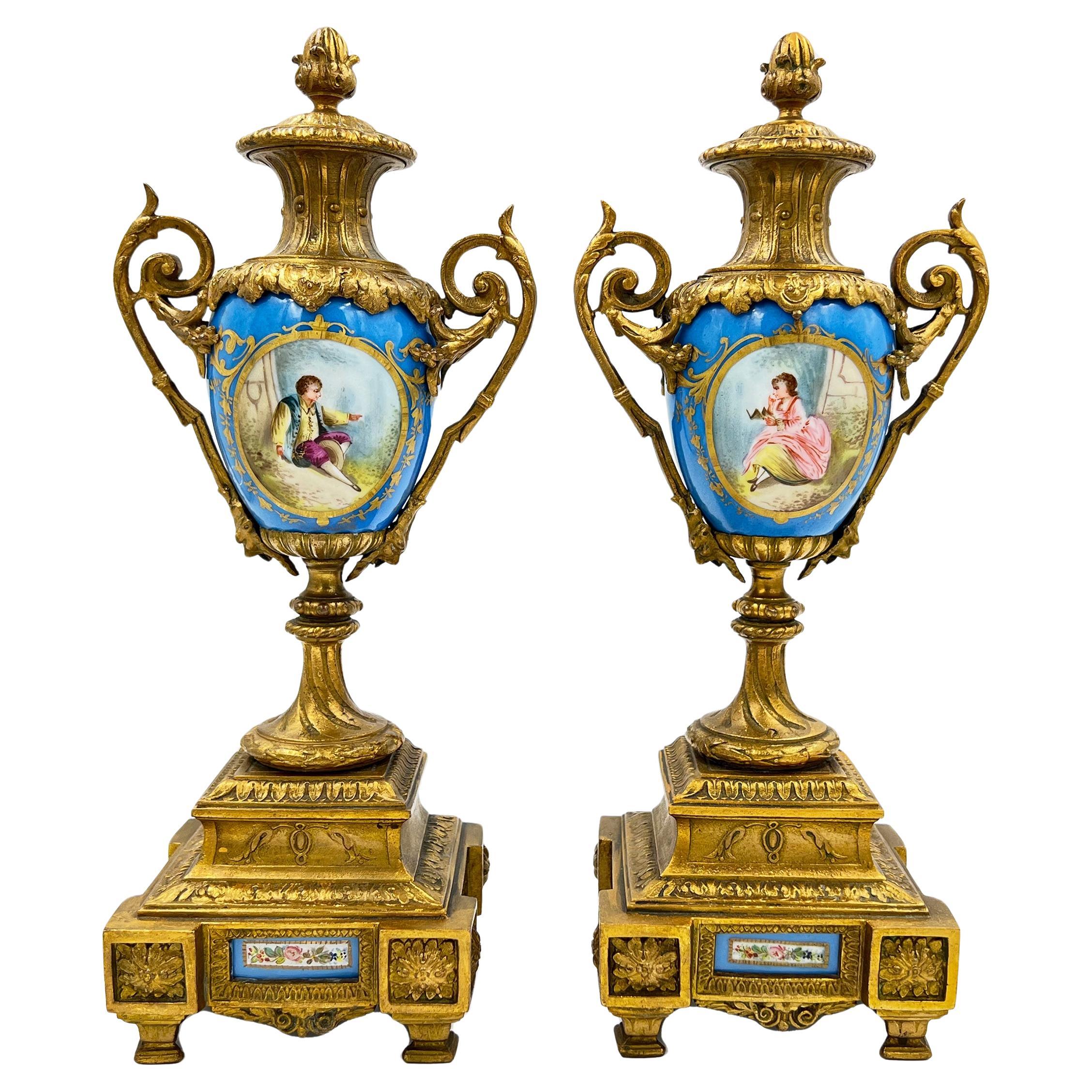 Ein Paar französische Porzellanurnen im Sevres-Stil, mit vergoldeten Bronzebeschlägen im Angebot