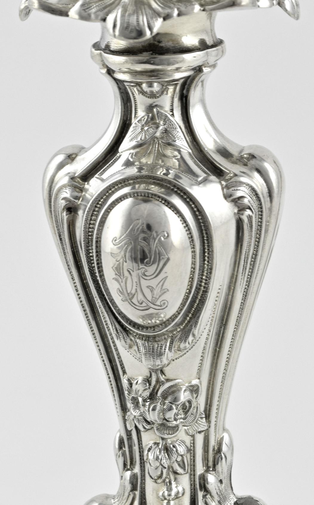 Neobarocco Coppia di bastoncini per candele in argento francese del XIX secolo in vendita