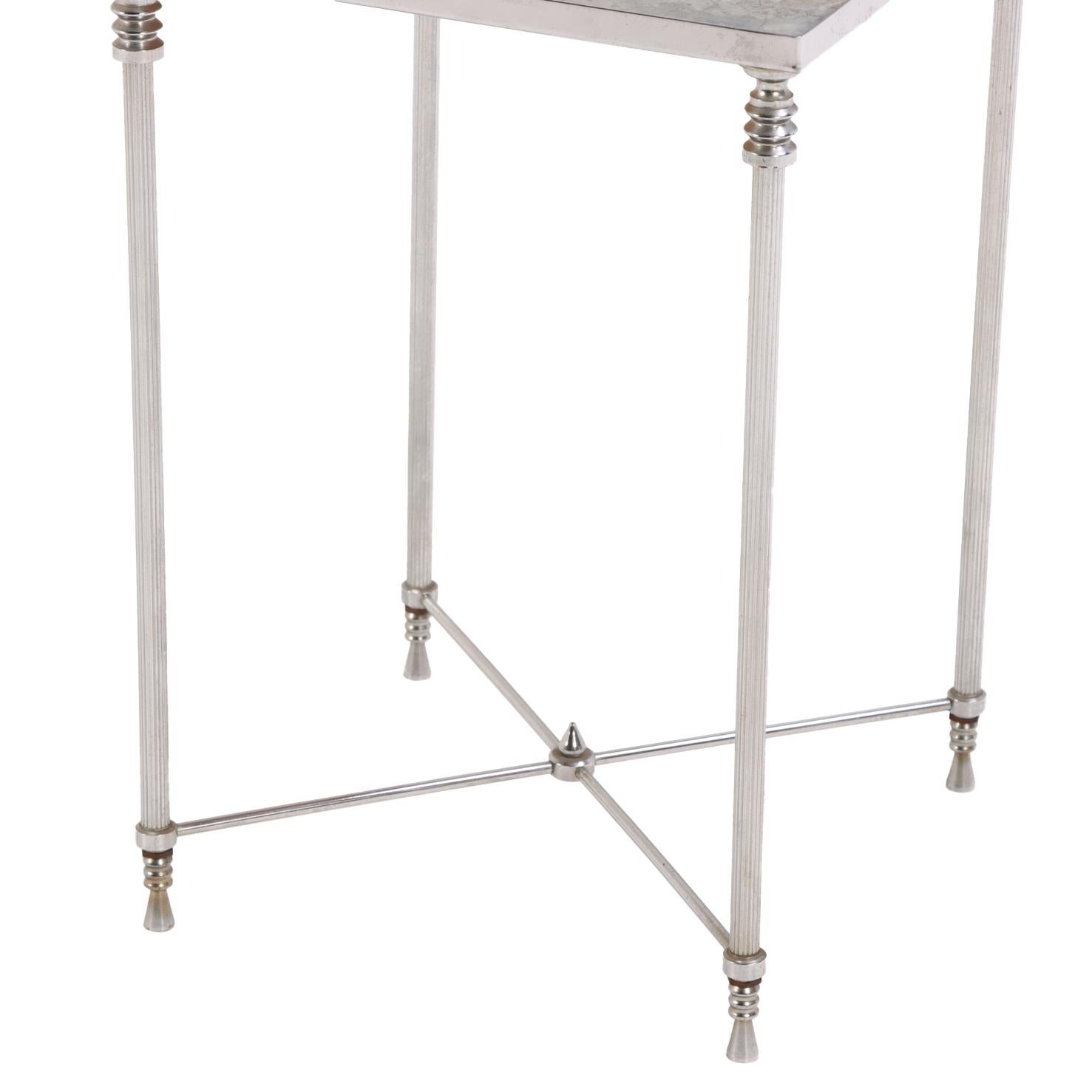 Néo-classique Paire de tables françaises à miroir en métal argenté, à la manière de la Maison Jansen. en vente