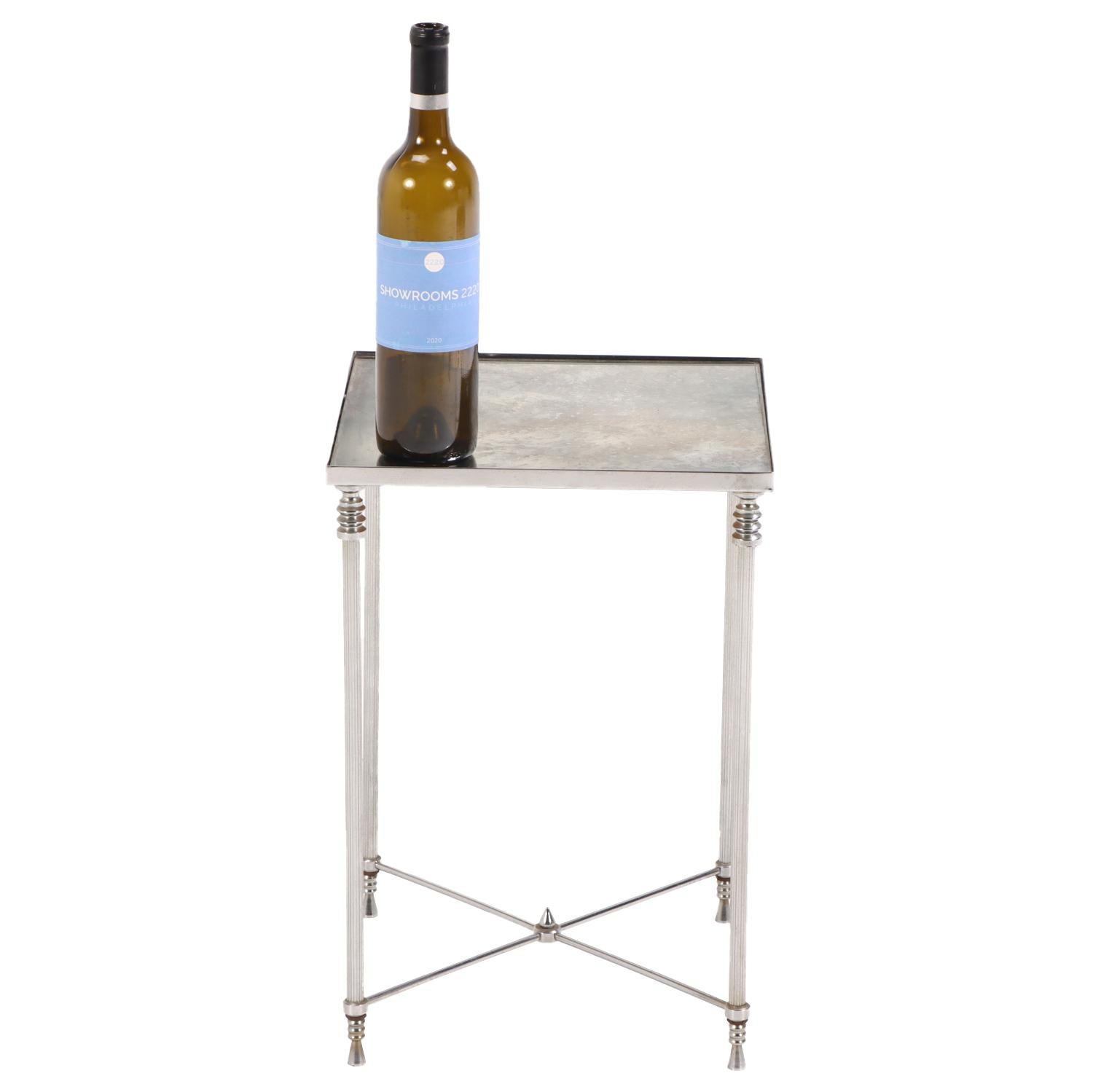 Français Paire de tables françaises à miroir en métal argenté, à la manière de la Maison Jansen. en vente