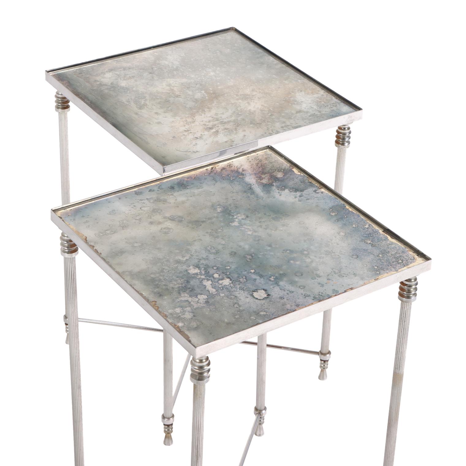 Paire de tables françaises à miroir en métal argenté, à la manière de la Maison Jansen. Bon état - En vente à Philadelphia, PA