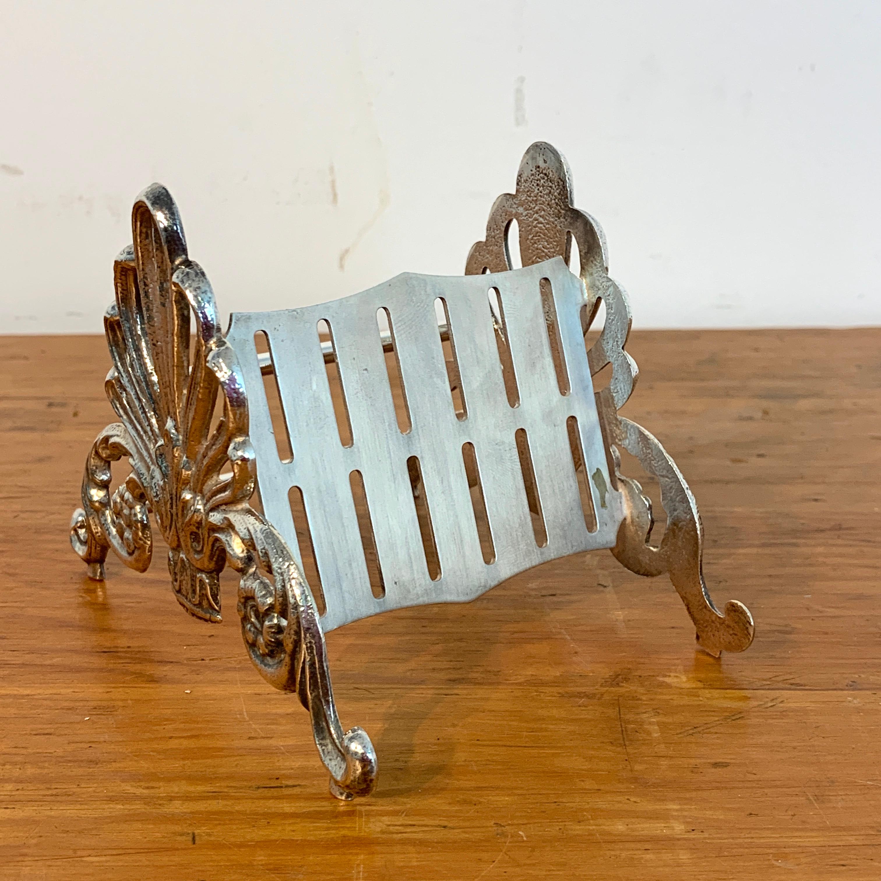 Coppia di poggiacoltelli neoclassici francesi placcati in argento in vendita 4