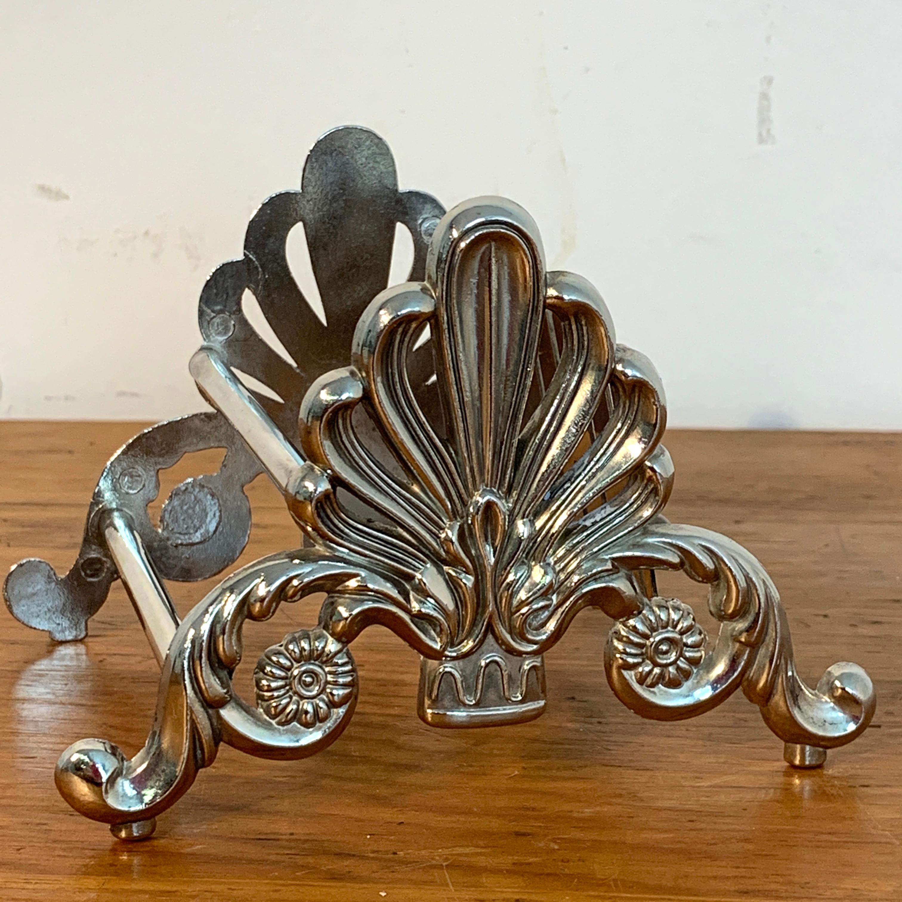 Coppia di poggiacoltelli neoclassici francesi placcati in argento in vendita 9