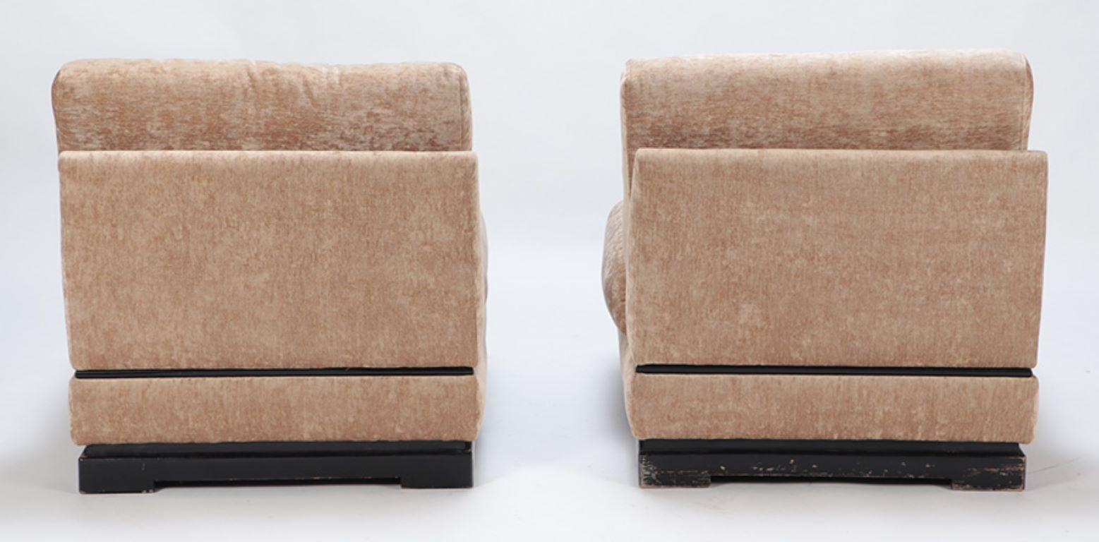 Une paire de chaises à pantoufles françaises, Jacques Charpentier vers 1970. en vente 1