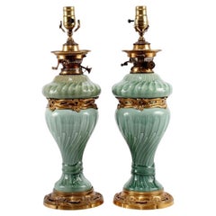 Paar französische Theodore Deck-Porzellanlampen mit Goldbronze-Montierung aus Celadon