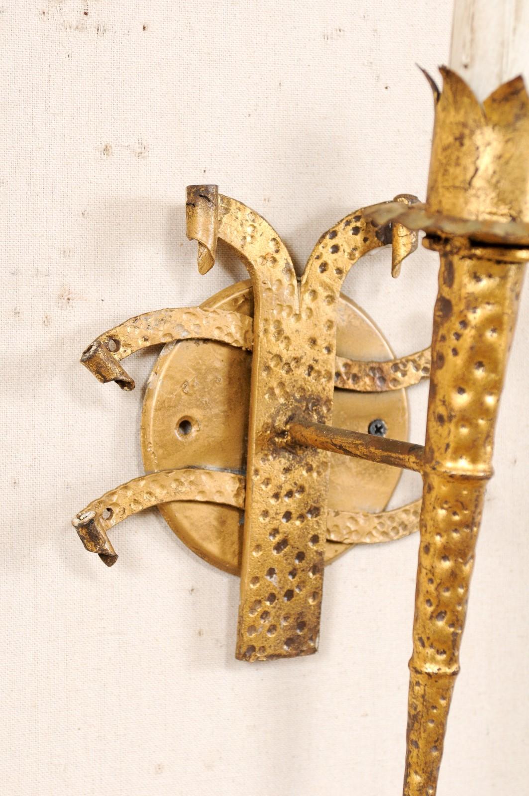 Paar französische Wandleuchter aus gehämmertem Eisen im Fackelstil in Goldtönen im Angebot 5