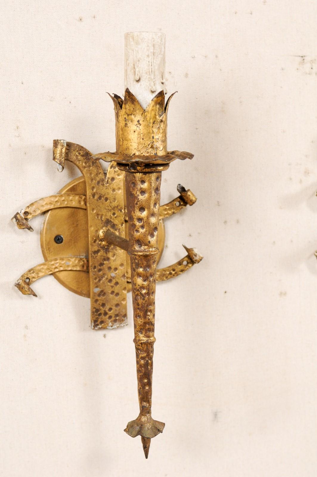 Paar französische Wandleuchter aus gehämmertem Eisen im Fackelstil in Goldtönen (20. Jahrhundert) im Angebot