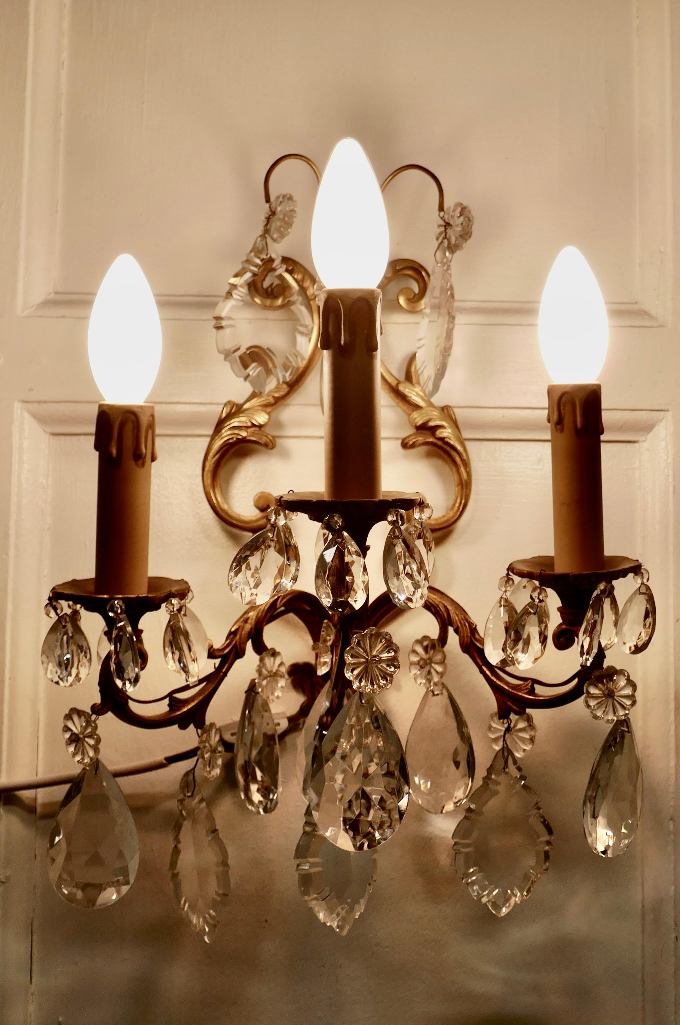 Coppia di lampadari francesi a tripla luce da parete in vendita 2