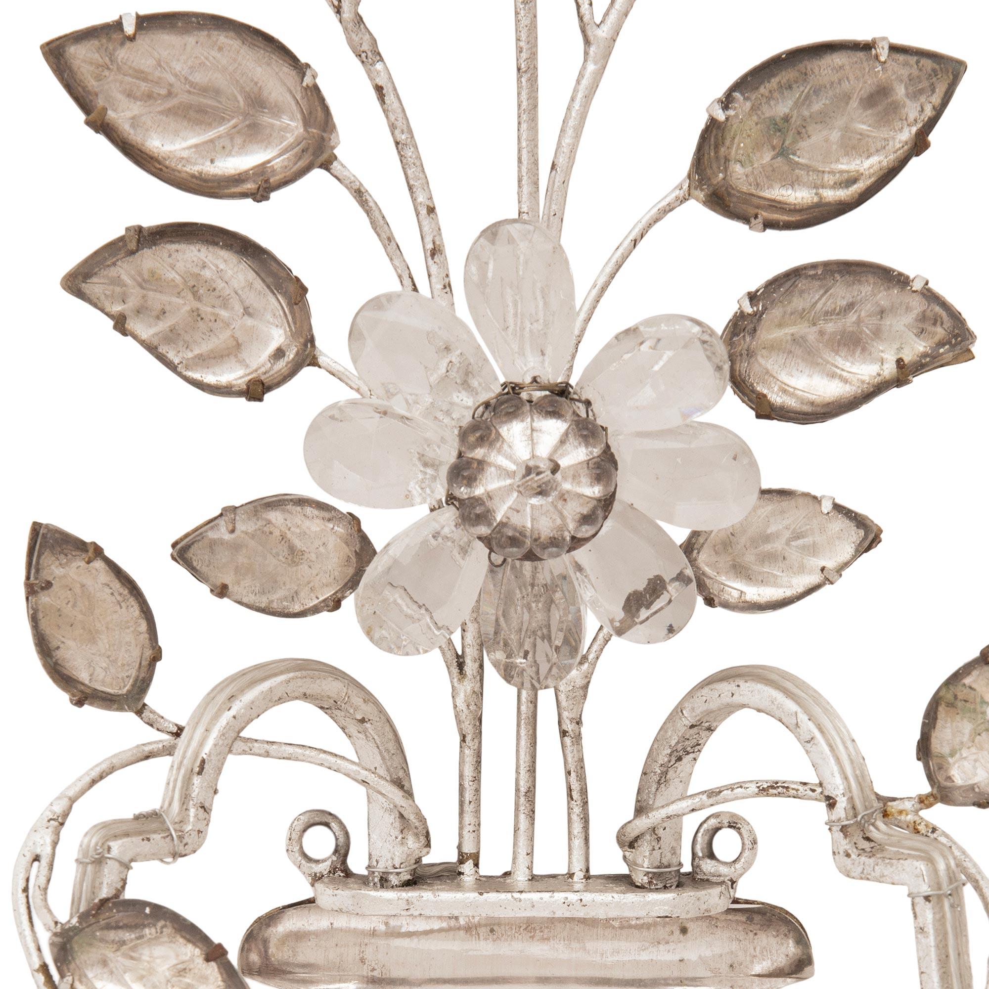 Metallo Coppia di appliques francesi di fine secolo Luigi XVI in vetro e metallo argentato in vendita