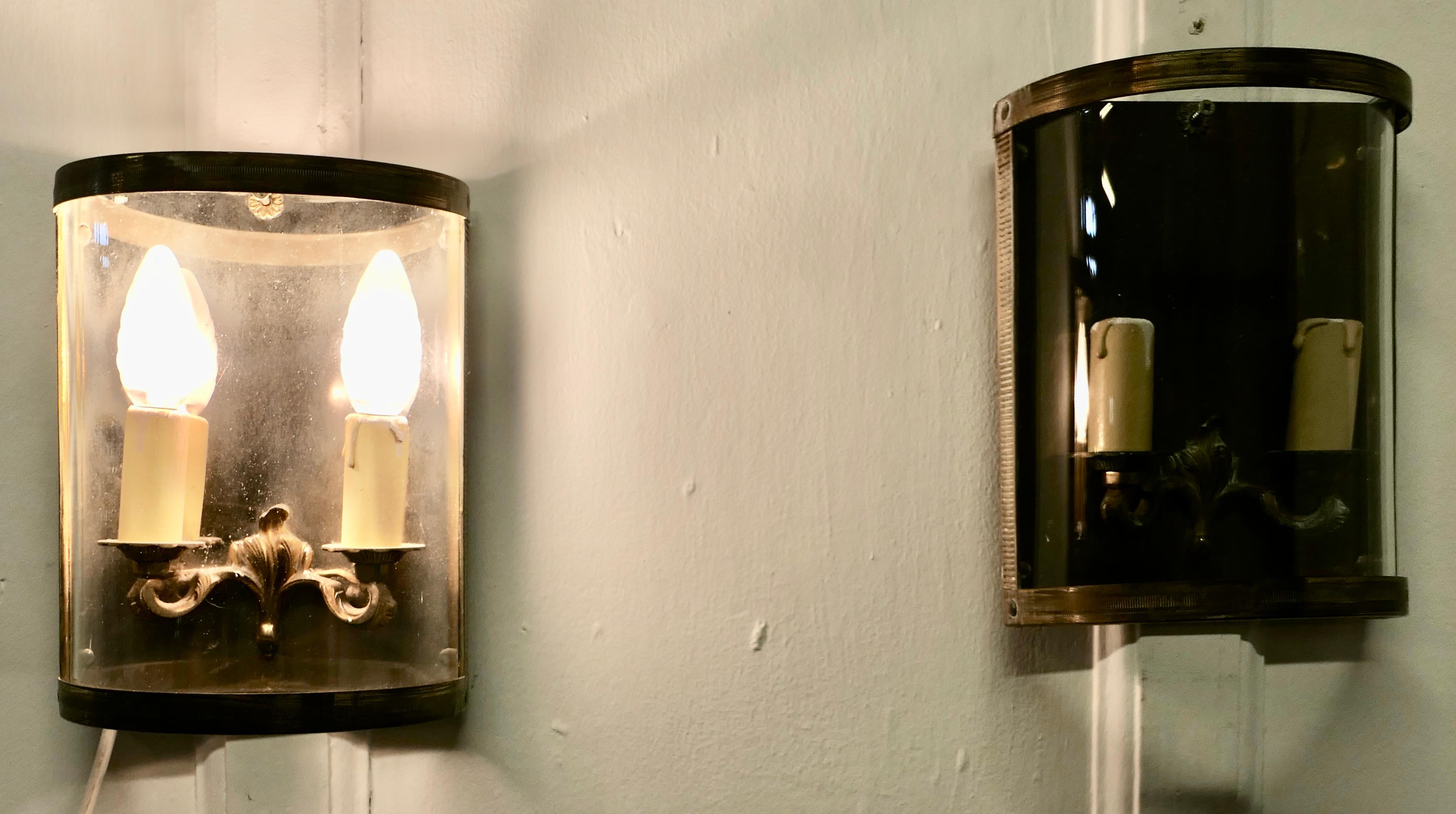 Ein Paar französischer konvexer Wandlaternen mit zwei Leuchten aus Messing

Ein schönes Paar, diese Lichter halten 2 Glühbirnen jedes geben ein helles Licht auf Veranda oder Eingang Flur, sie haben eine polierte Metallrückwand, um mehr Licht zu
