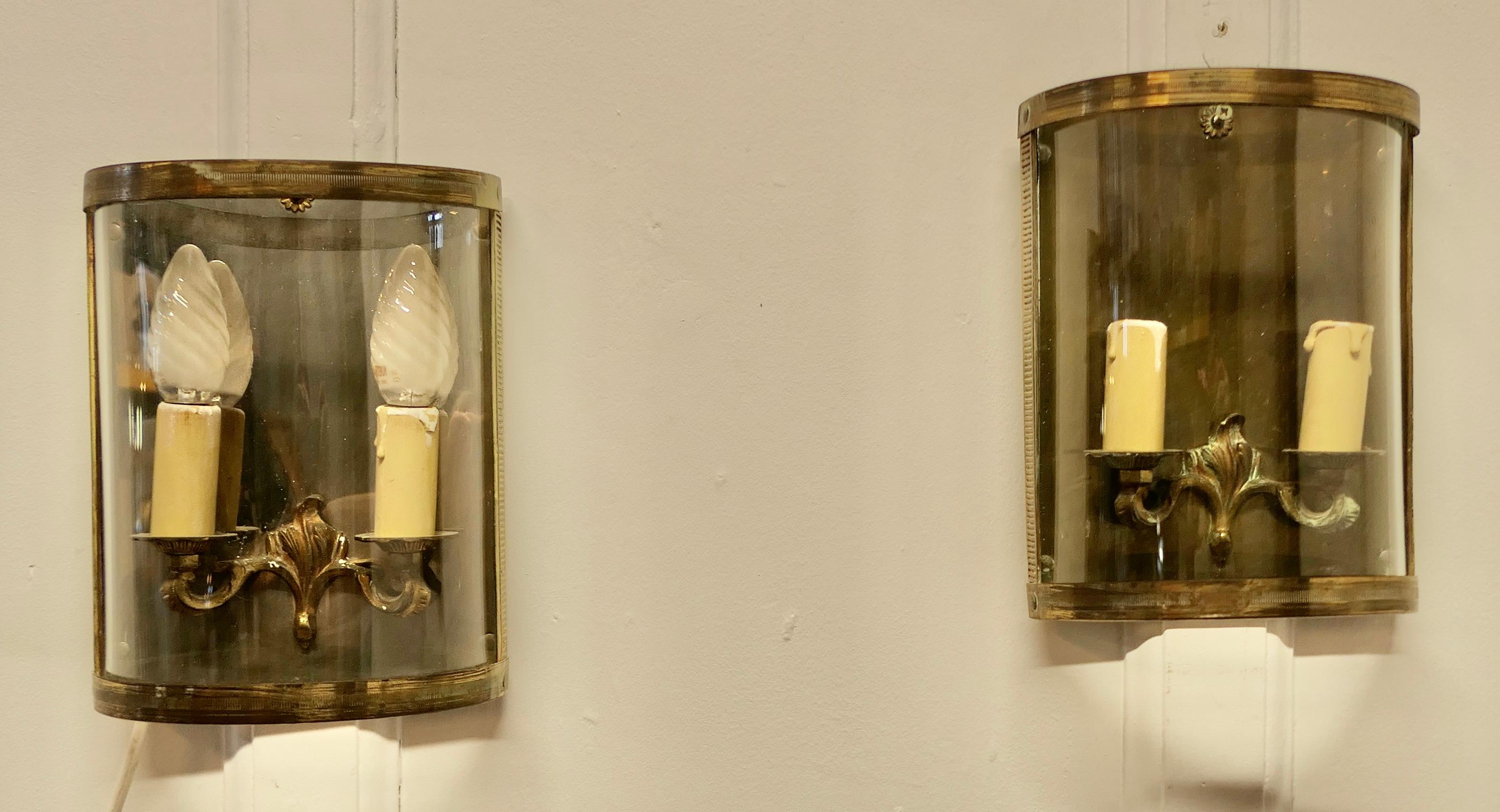 Ein Paar französischer konvexer Wandlaternen mit zwei Leuchten aus Messing  Ein schönes Pai  im Angebot 2