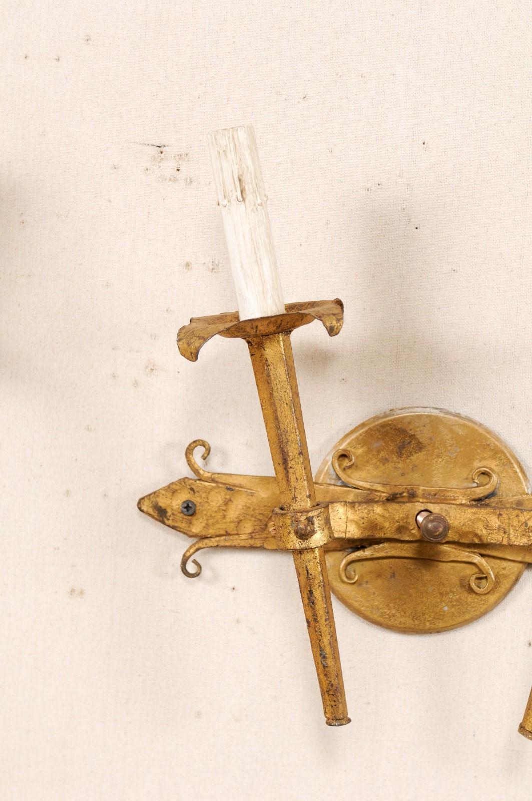 Coppia di applique francesi a due luci in ferro dorato, metà del XX secolo in vendita 5