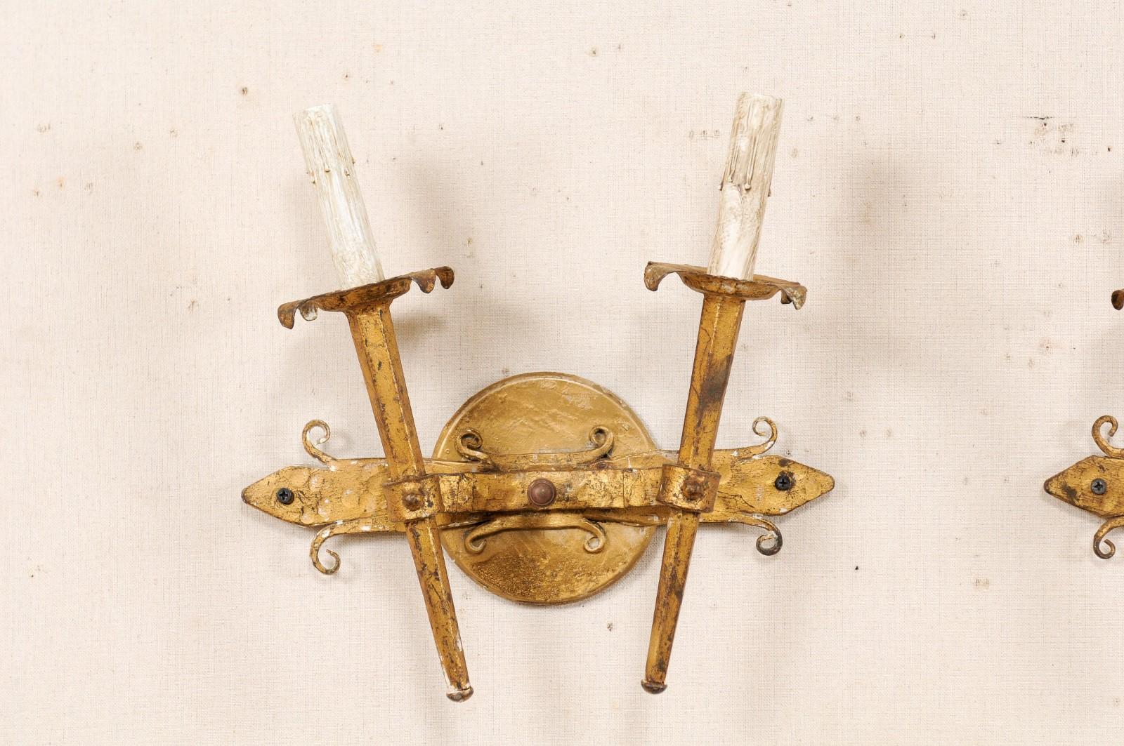 Francese Coppia di applique francesi a due luci in ferro dorato, metà del XX secolo in vendita