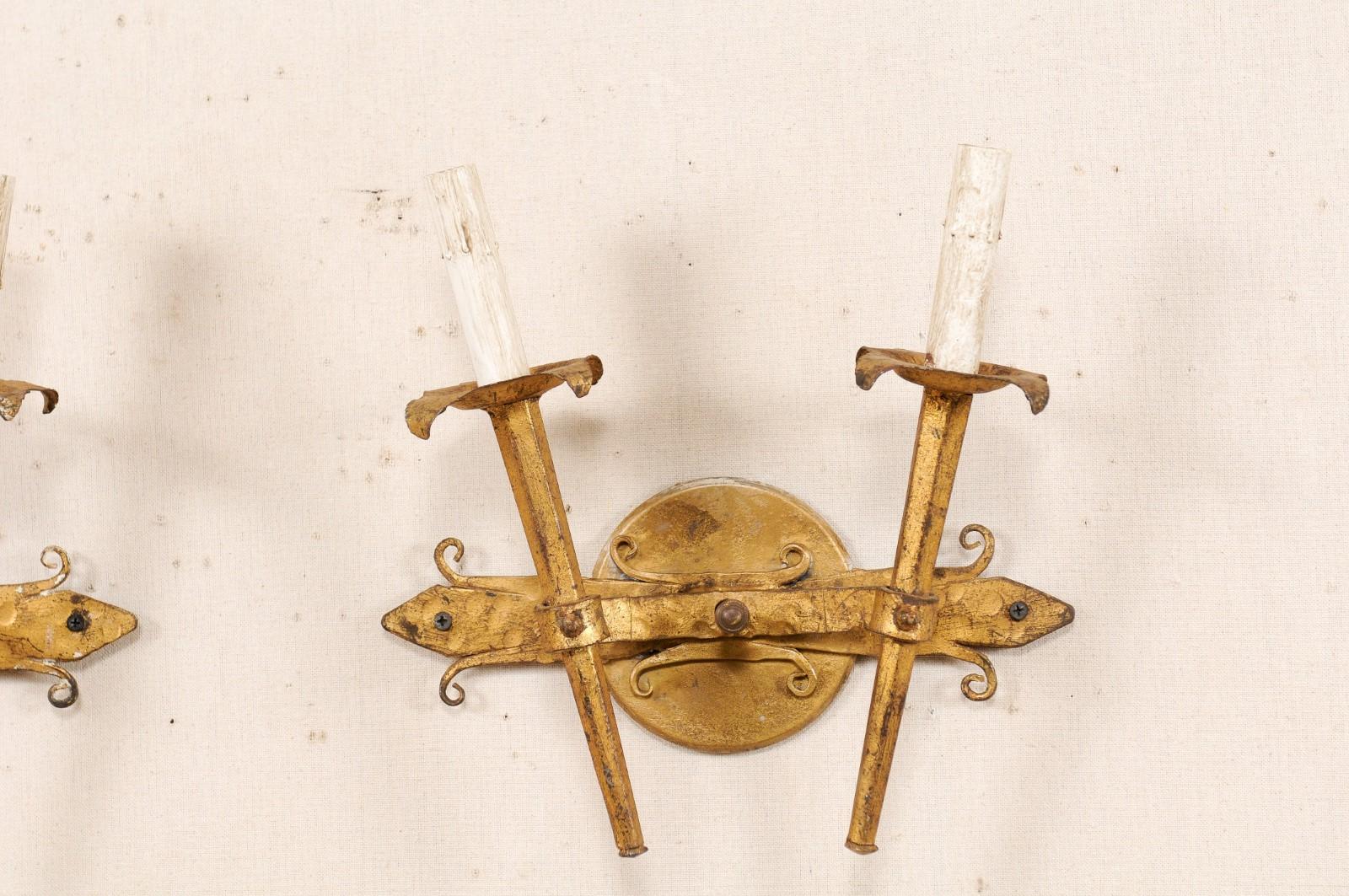 Coppia di applique francesi a due luci in ferro dorato, metà del XX secolo In condizioni buone in vendita a Atlanta, GA