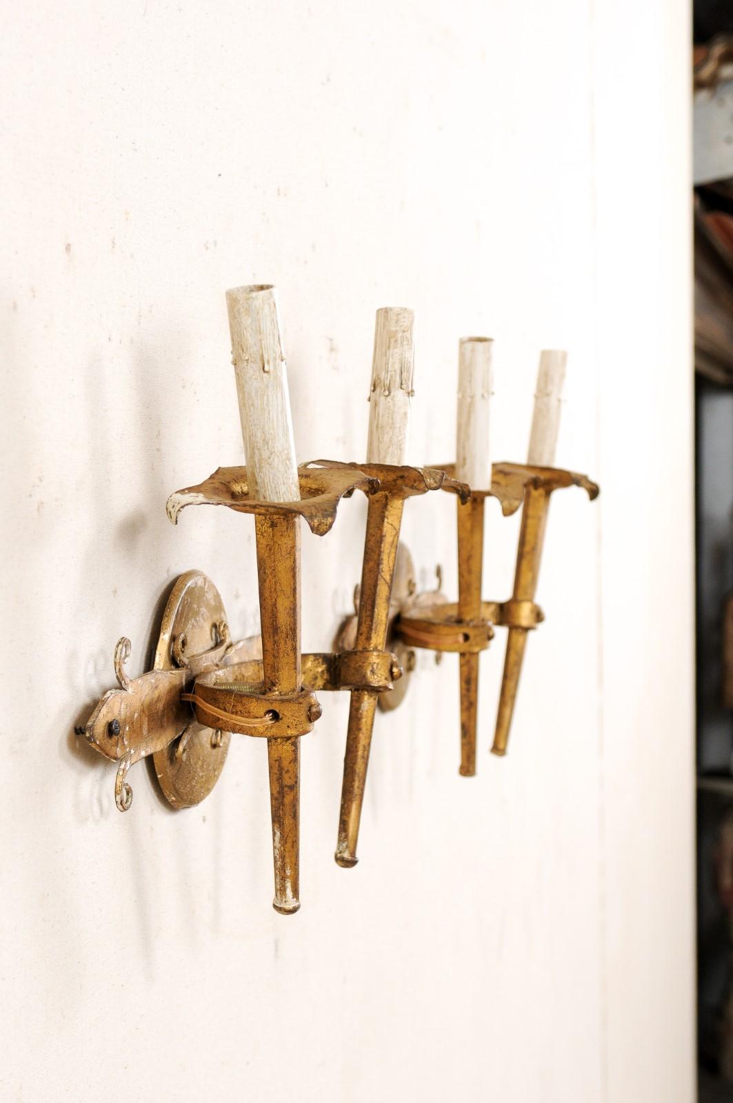 Ferro Coppia di applique francesi a due luci in ferro dorato, metà del XX secolo in vendita