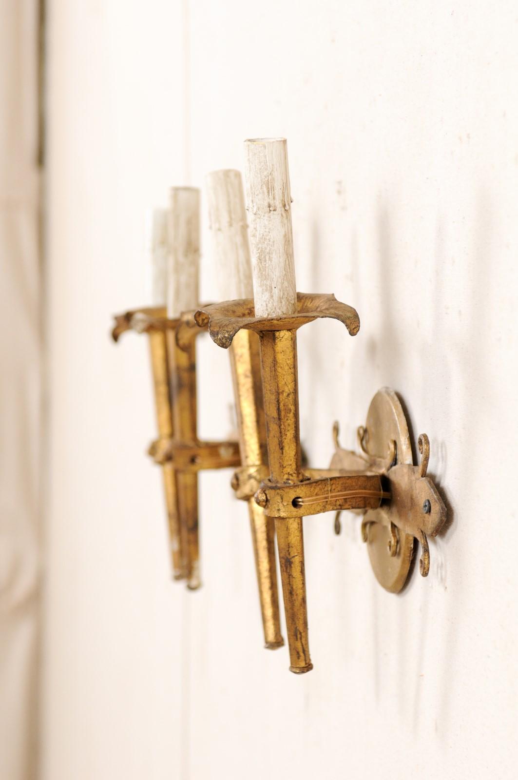 Coppia di applique francesi a due luci in ferro dorato, metà del XX secolo in vendita 1