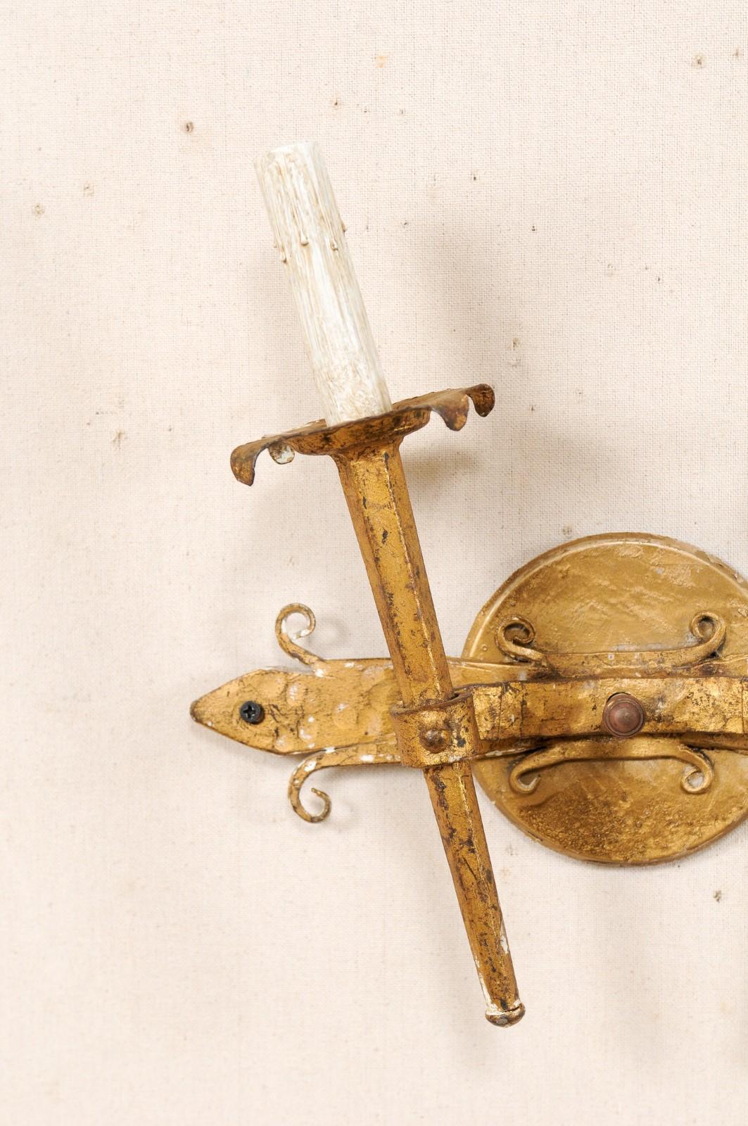 Coppia di applique francesi a due luci in ferro dorato, metà del XX secolo in vendita 2