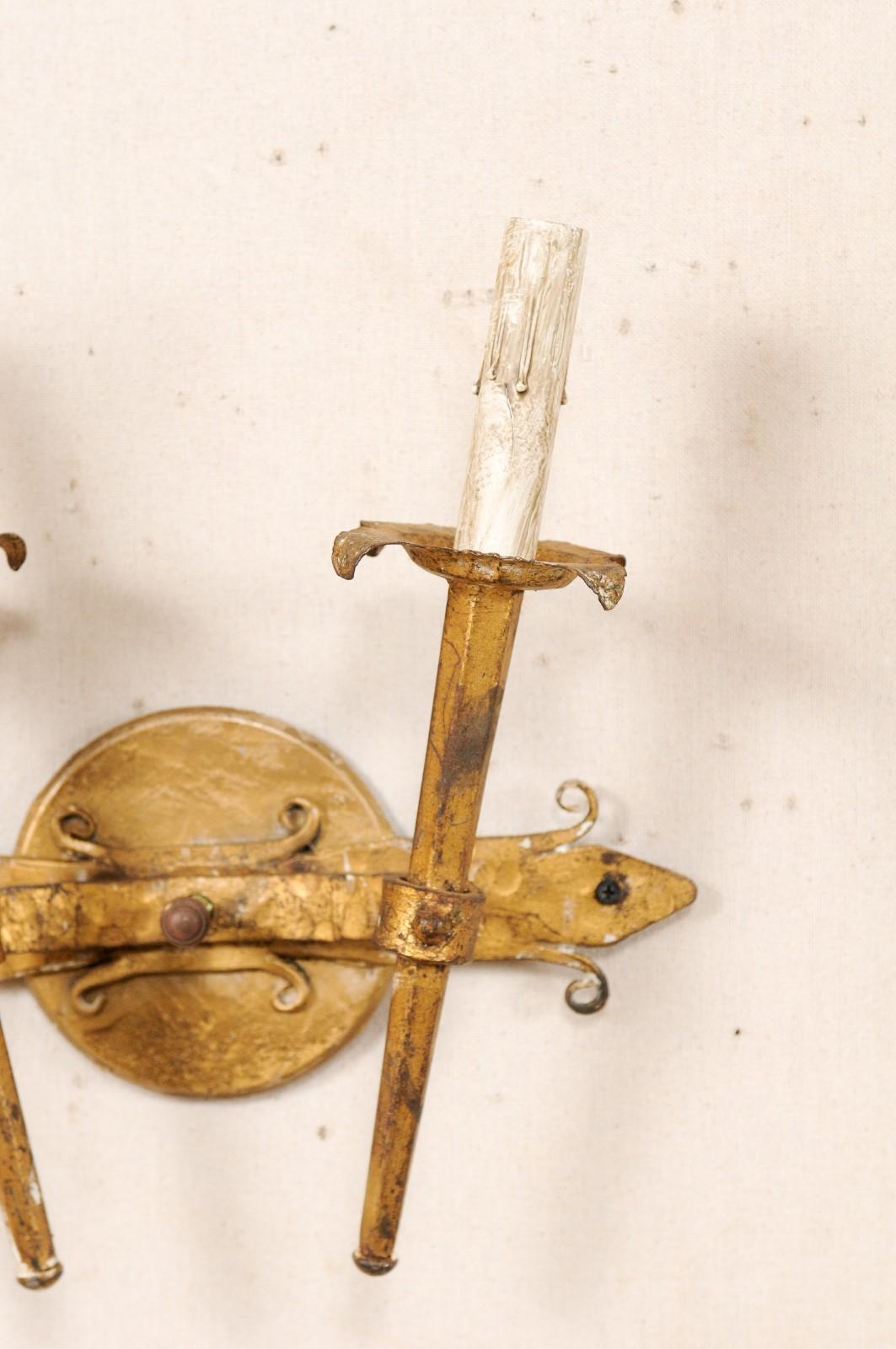 Coppia di applique francesi a due luci in ferro dorato, met�à del XX secolo in vendita 3