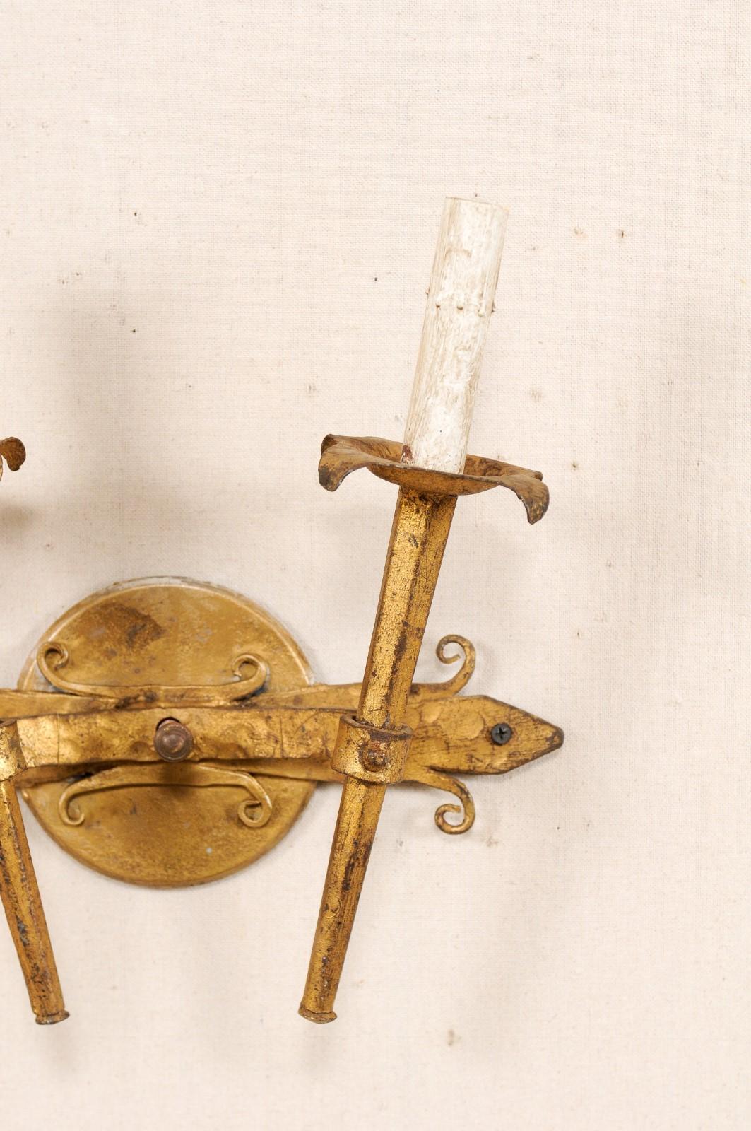 Coppia di applique francesi a due luci in ferro dorato, metà del XX secolo in vendita 4