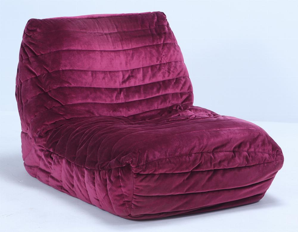Paire de chaises longues françaises tapissées de style Togo à la manière de Michel Ducaroy, C 1990.  Labellisé Cinna avec une riche sellerie aubergine créant une ambiance royale et décontractée. 
