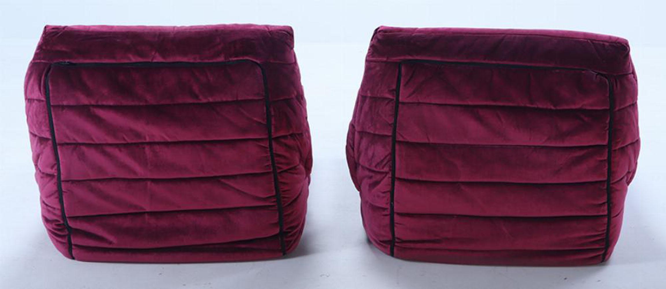 20ième siècle Paire de chaises longues françaises tapissées de style Togo à la manière de Michel Du en vente