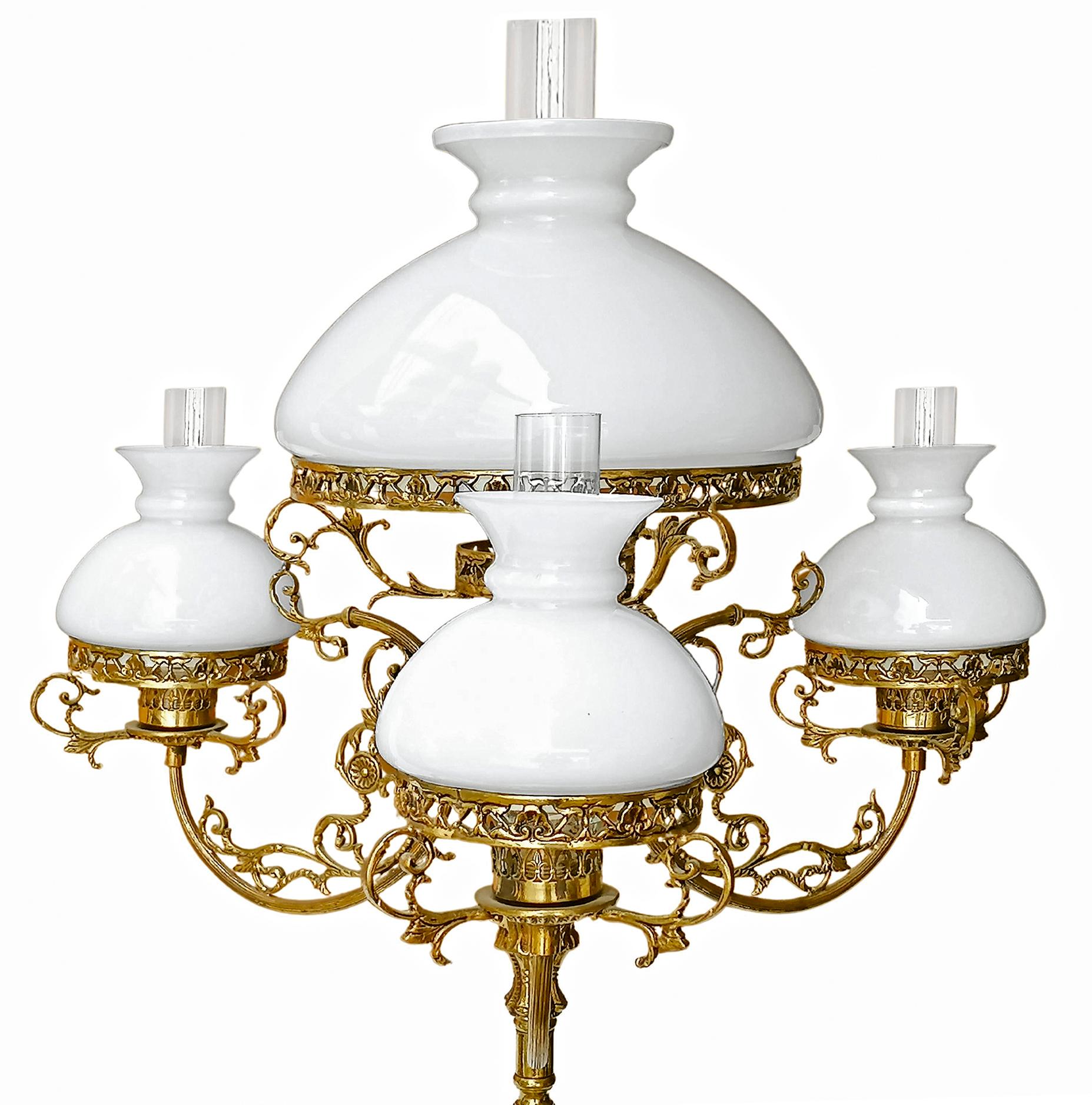 Paar französische viktorianische Öl-Stehlampen aus verschnörkelter vergoldeter Bronze und Opalglas (Art déco) im Angebot