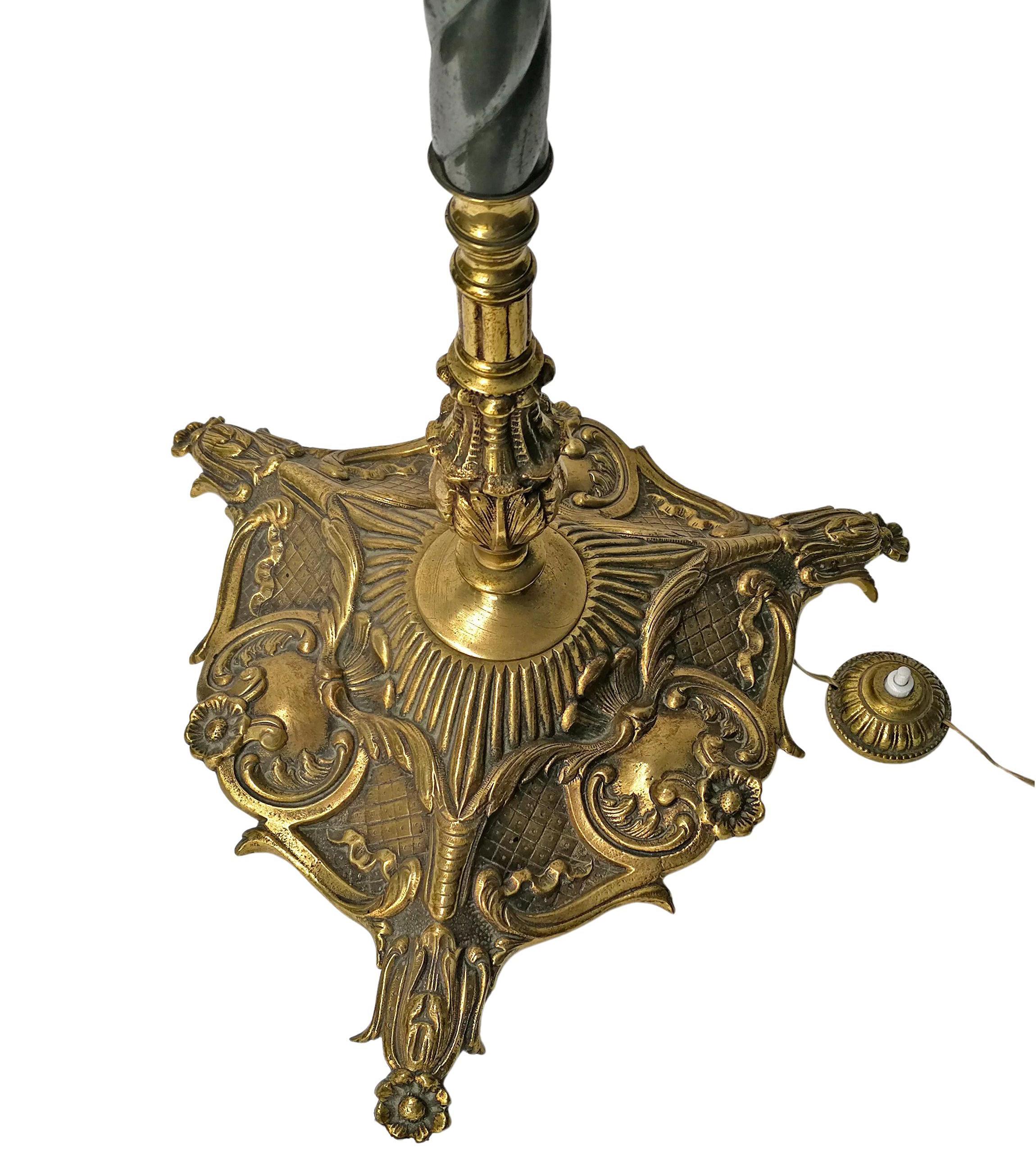 Paar französische viktorianische Öl-Stehlampen aus verschnörkelter vergoldeter Bronze und Opalglas (Vergoldet) im Angebot