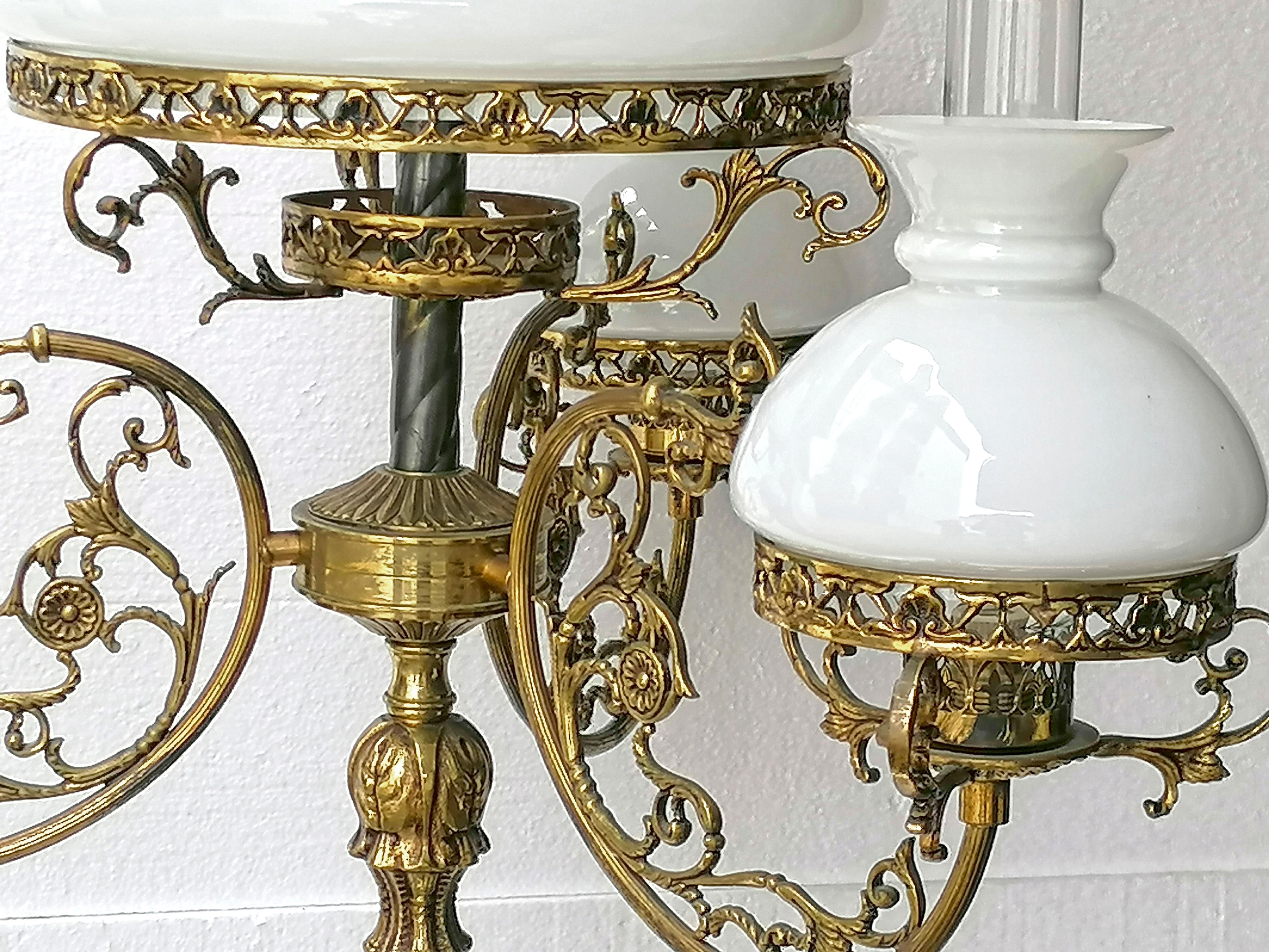Paar französische viktorianische Öl-Stehlampen aus verschnörkelter vergoldeter Bronze und Opalglas im Angebot 1