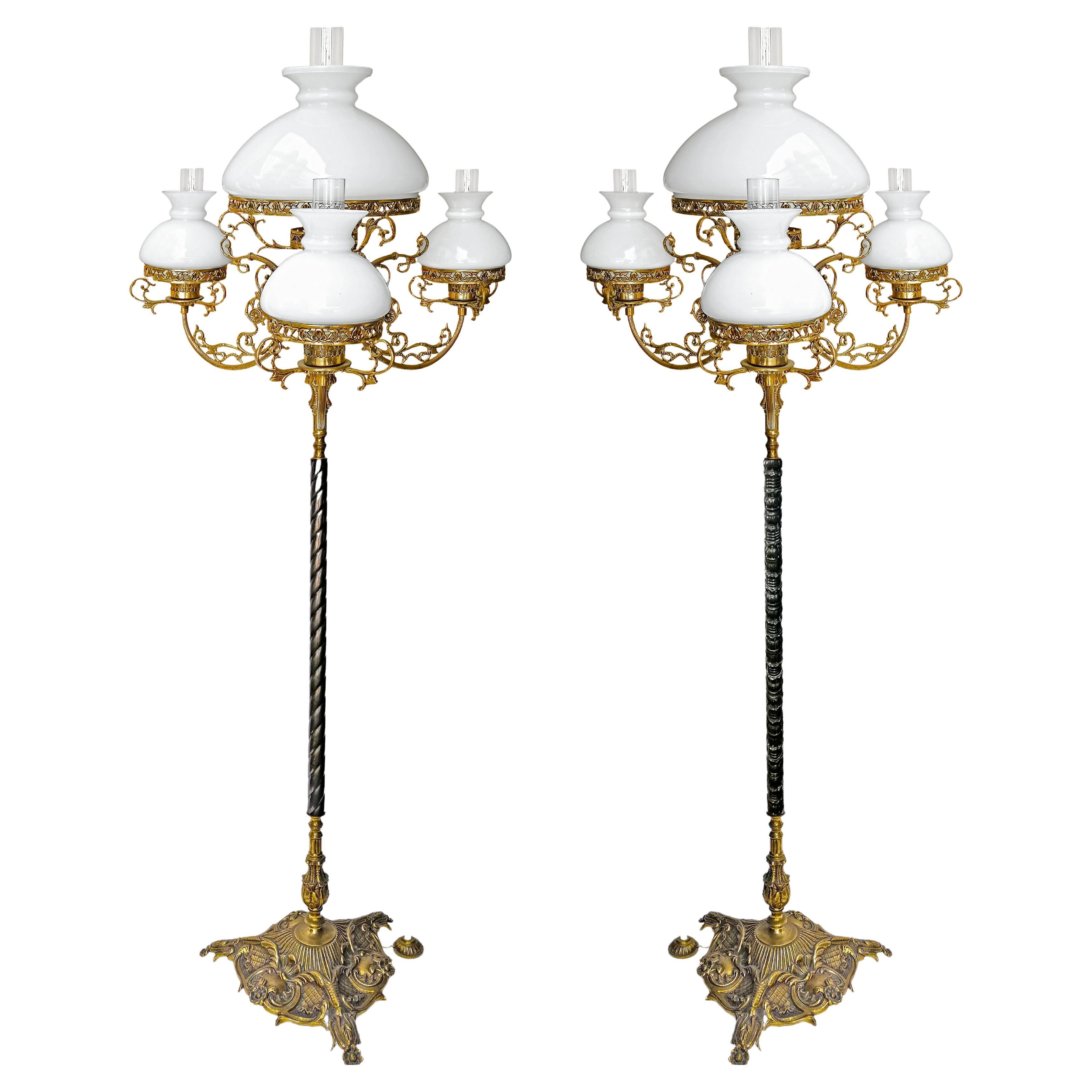 Paar französische viktorianische Öl-Stehlampen aus verschnörkelter vergoldeter Bronze und Opalglas