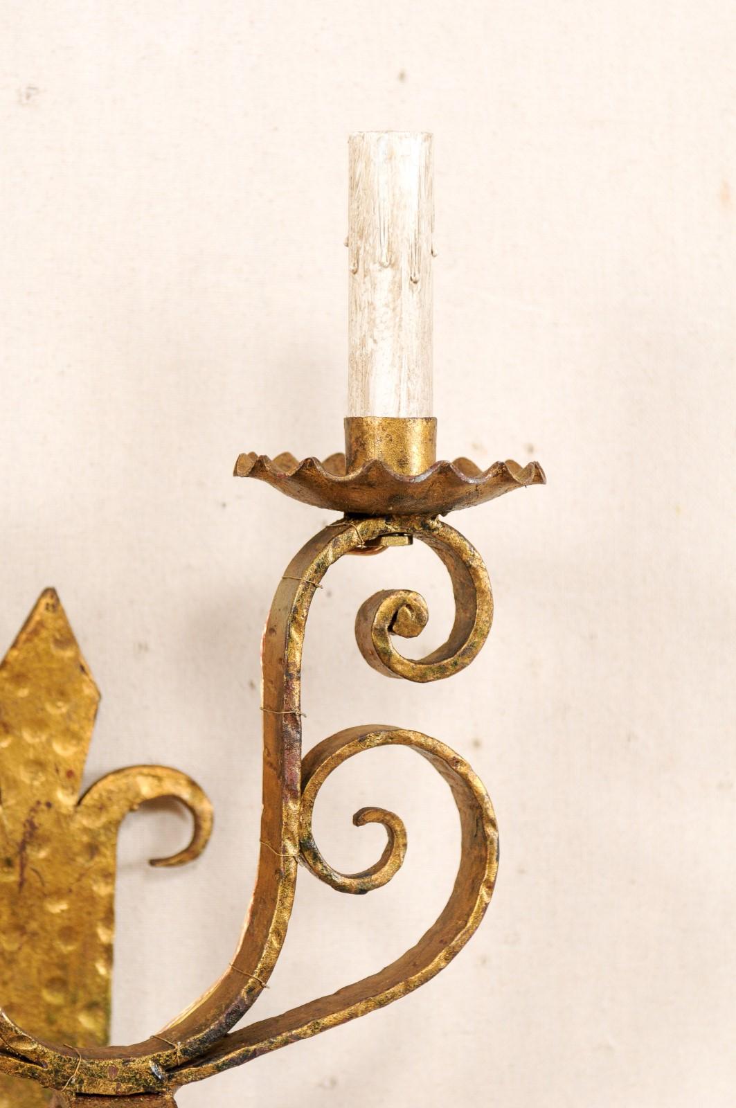 Coppia di lampade francesi d'epoca Fleur-de-lys in ferro a volute in tonalità oro in vendita 4