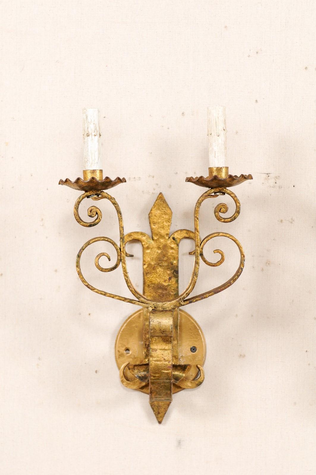 Pair of French Vintage Fleur-de-lys Gold Tone Iron Scroll Sconces In Good Condition For Sale In Atlanta, GA