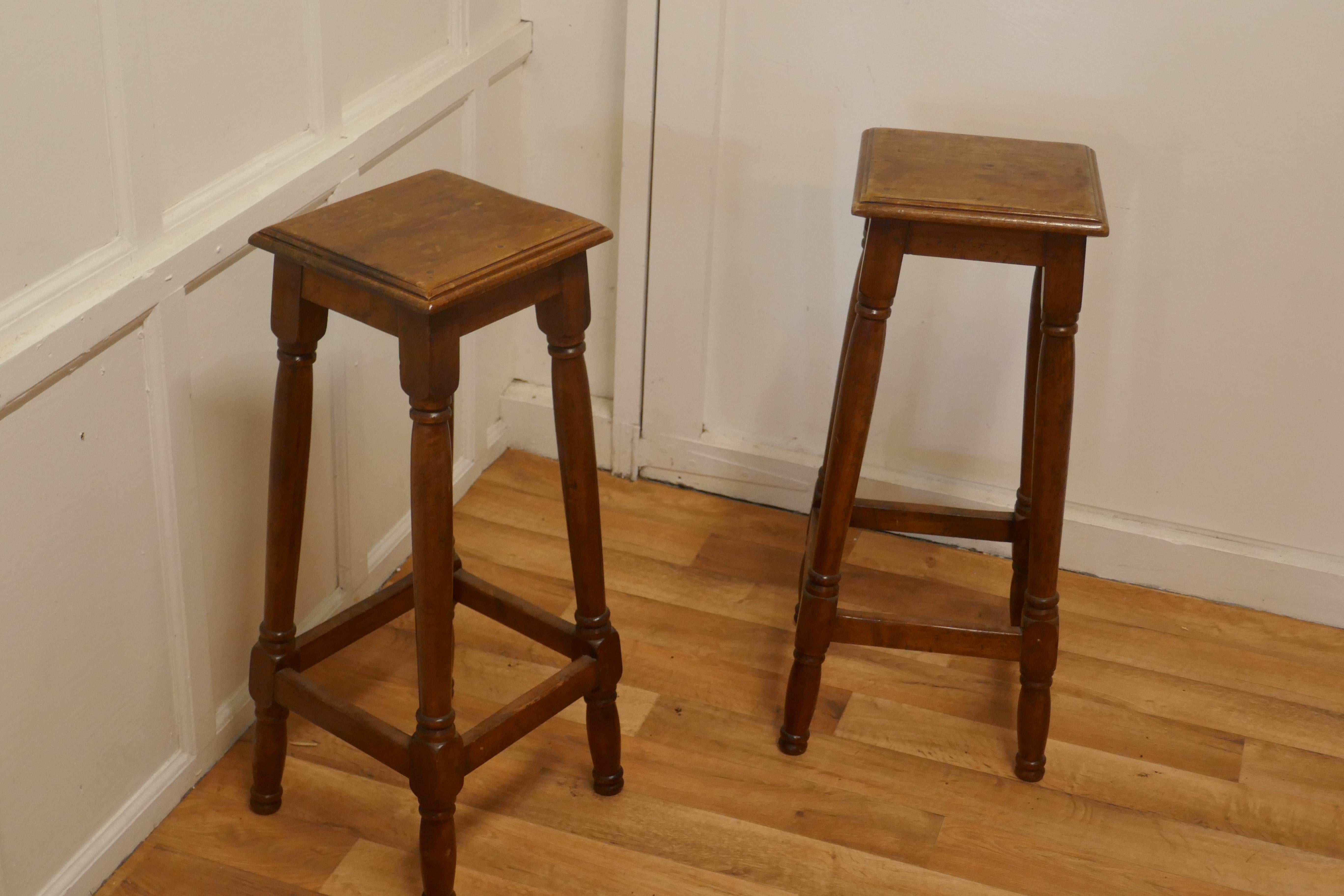 Pair of French Walnut Farmhouse High Kitchen Stools In Good Condition For Sale In Chillerton, Isle of Wight