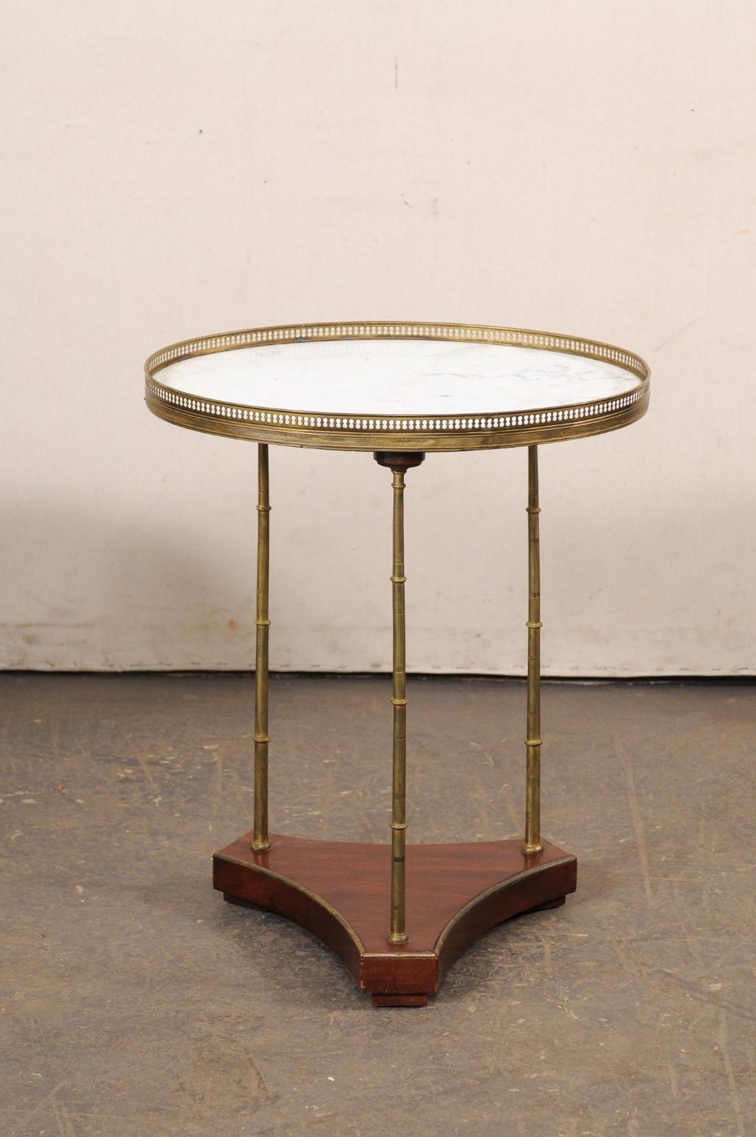 A Pair of French White Marble & Brass Gallery Top End Tables w/Brass Legs In Good Condition For Sale In Atlanta, GA