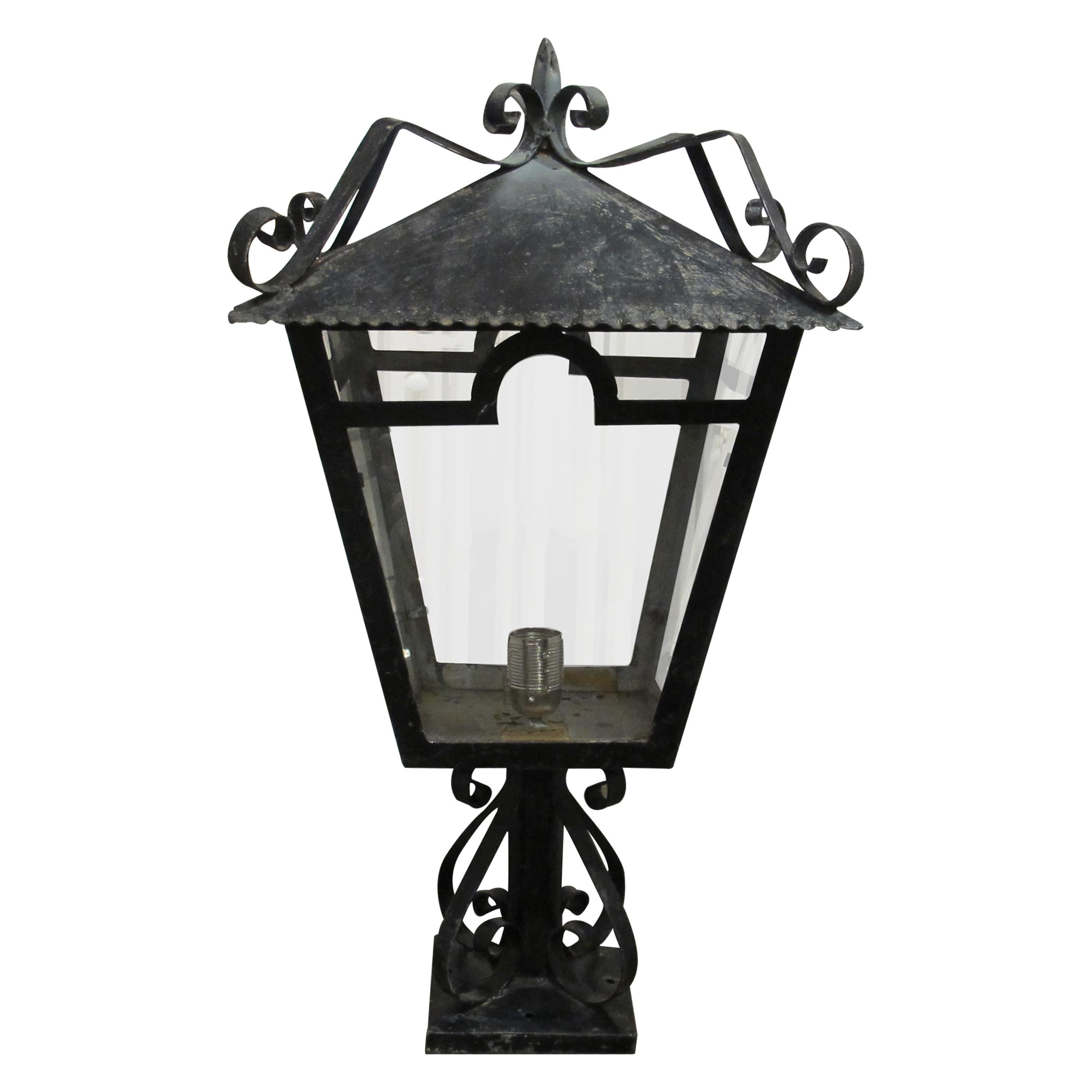 Mid-Century Modern Paire de lanternes piliers d'extérieur en fer forgé, vers 1950 en vente